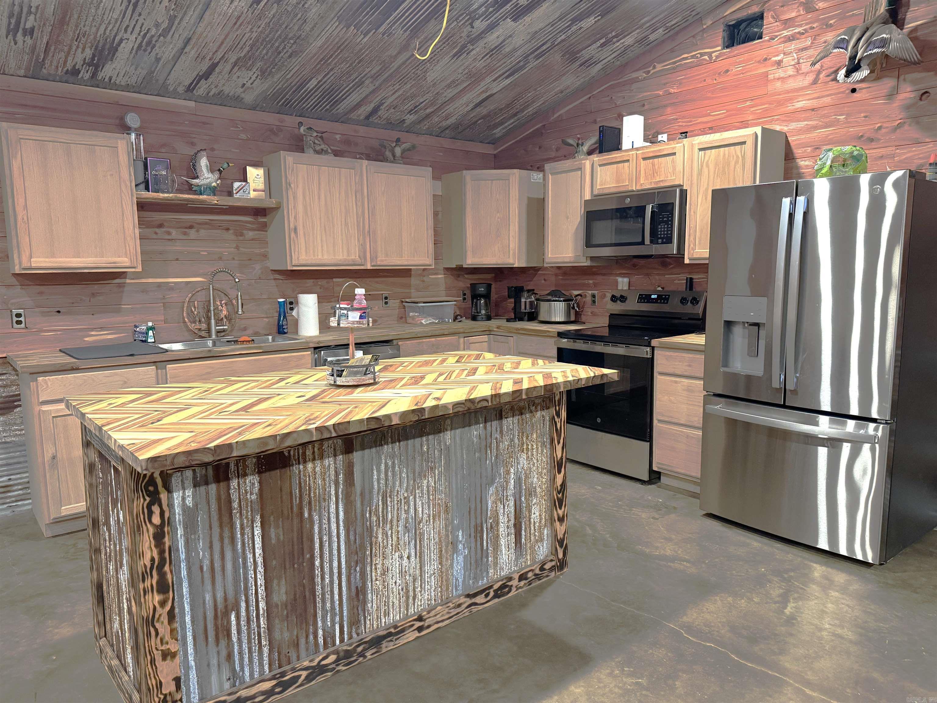 216 W LInden St  Hickory Ridge, AR