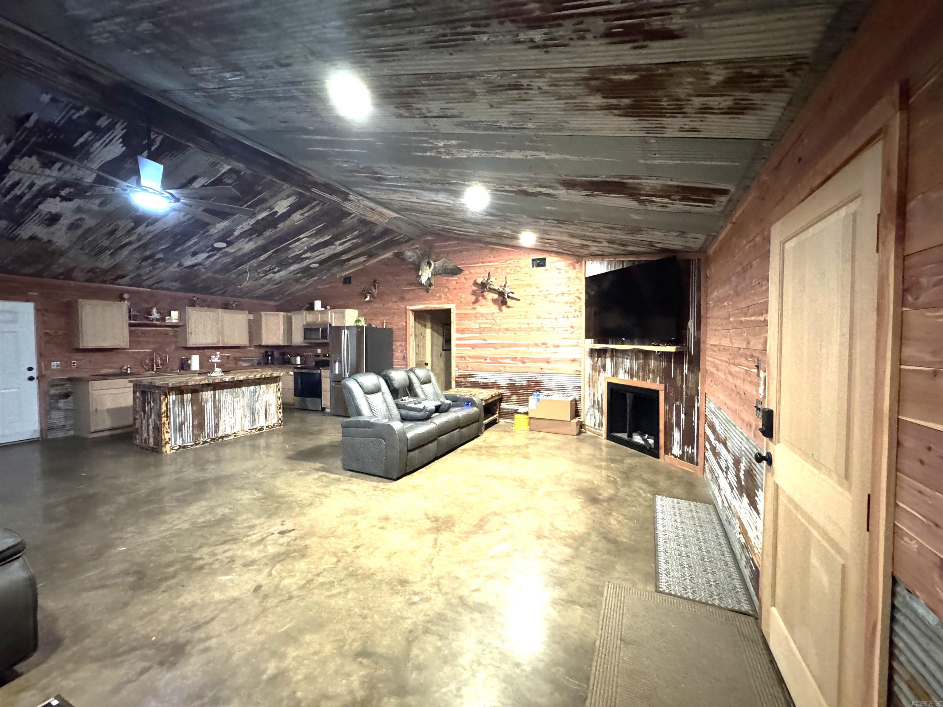 216 W LInden St  Hickory Ridge, AR