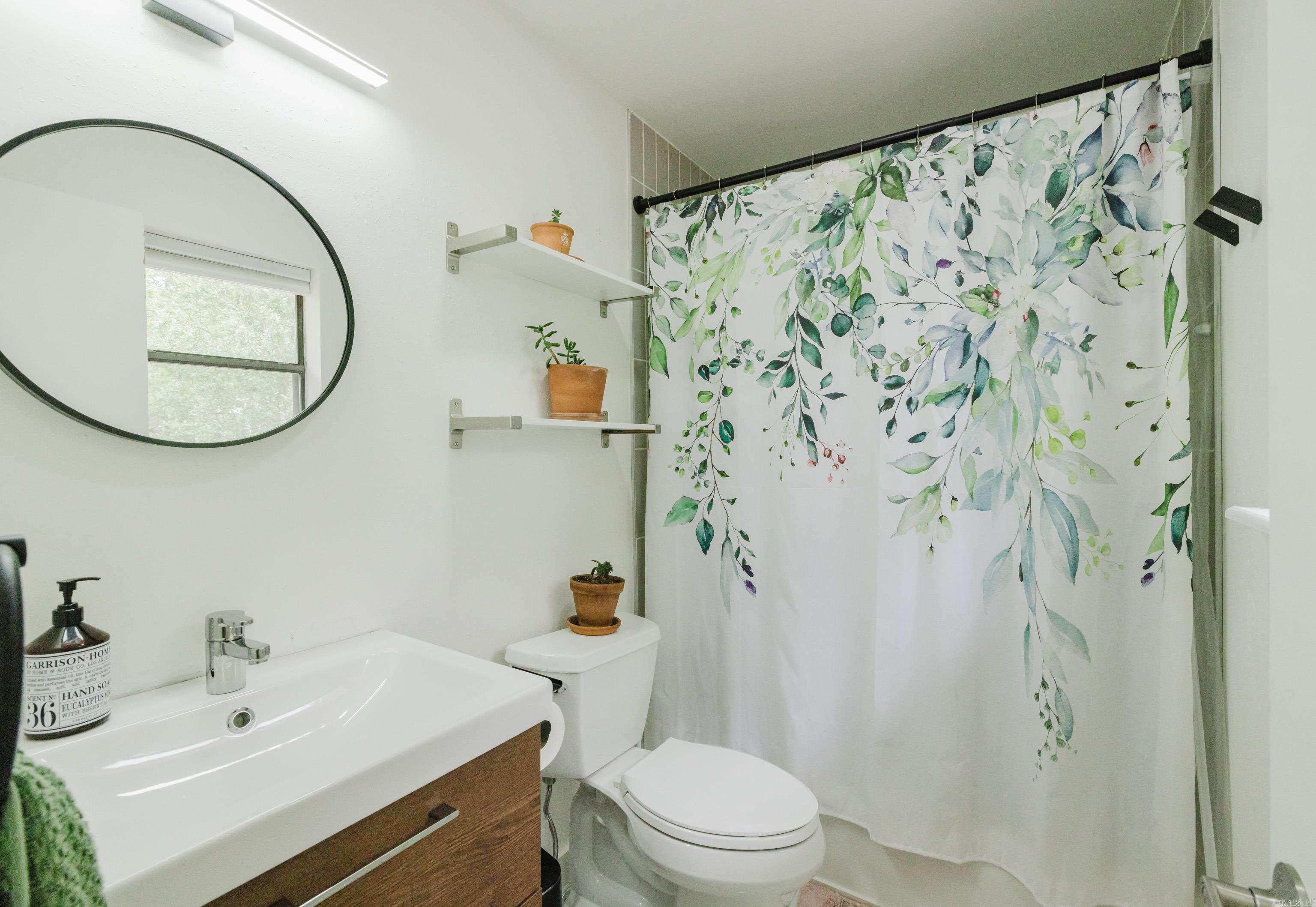 3100 N Poplar  North Little Rock, AR