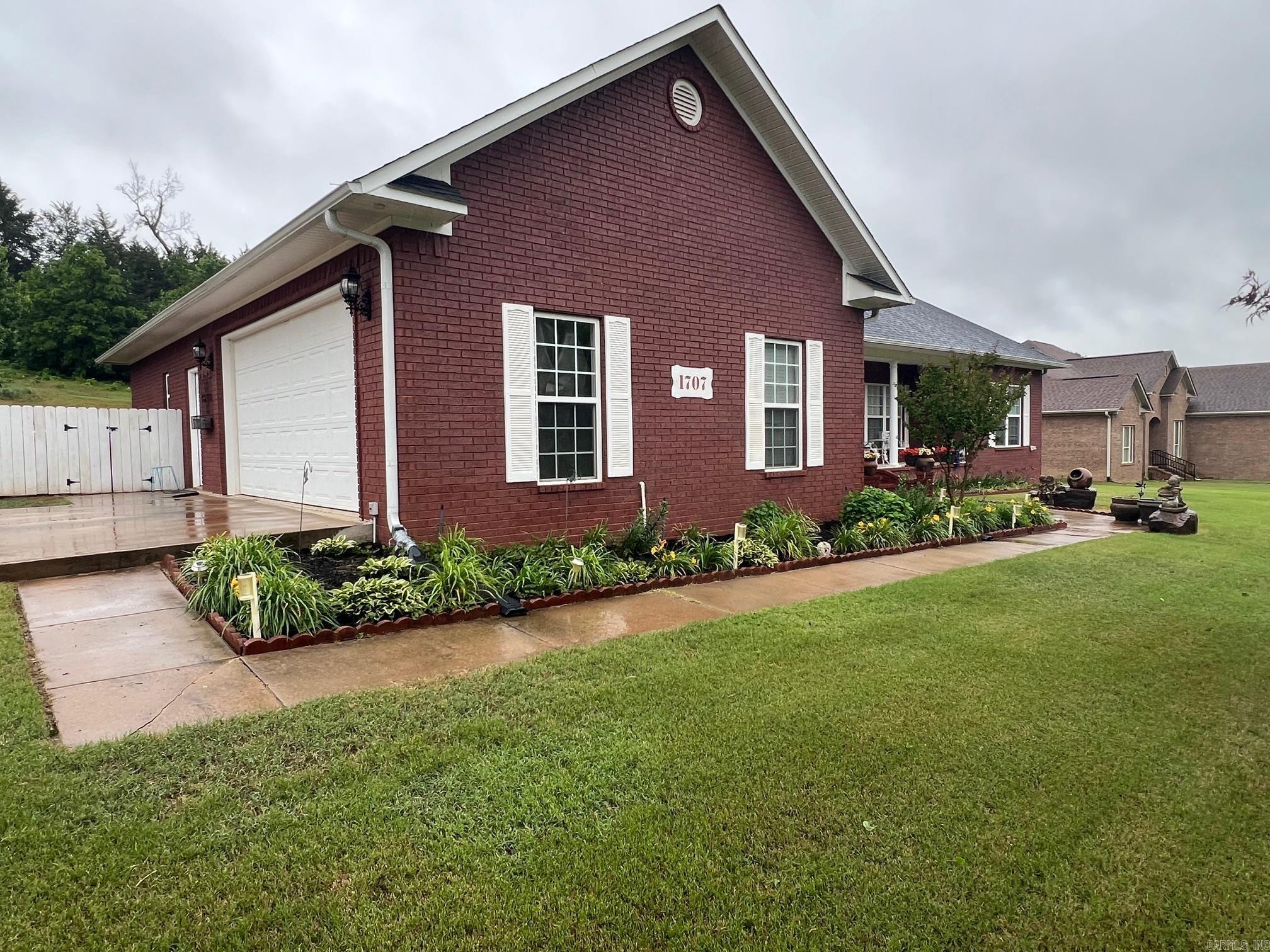 1707 Holloway  Morrilton, AR