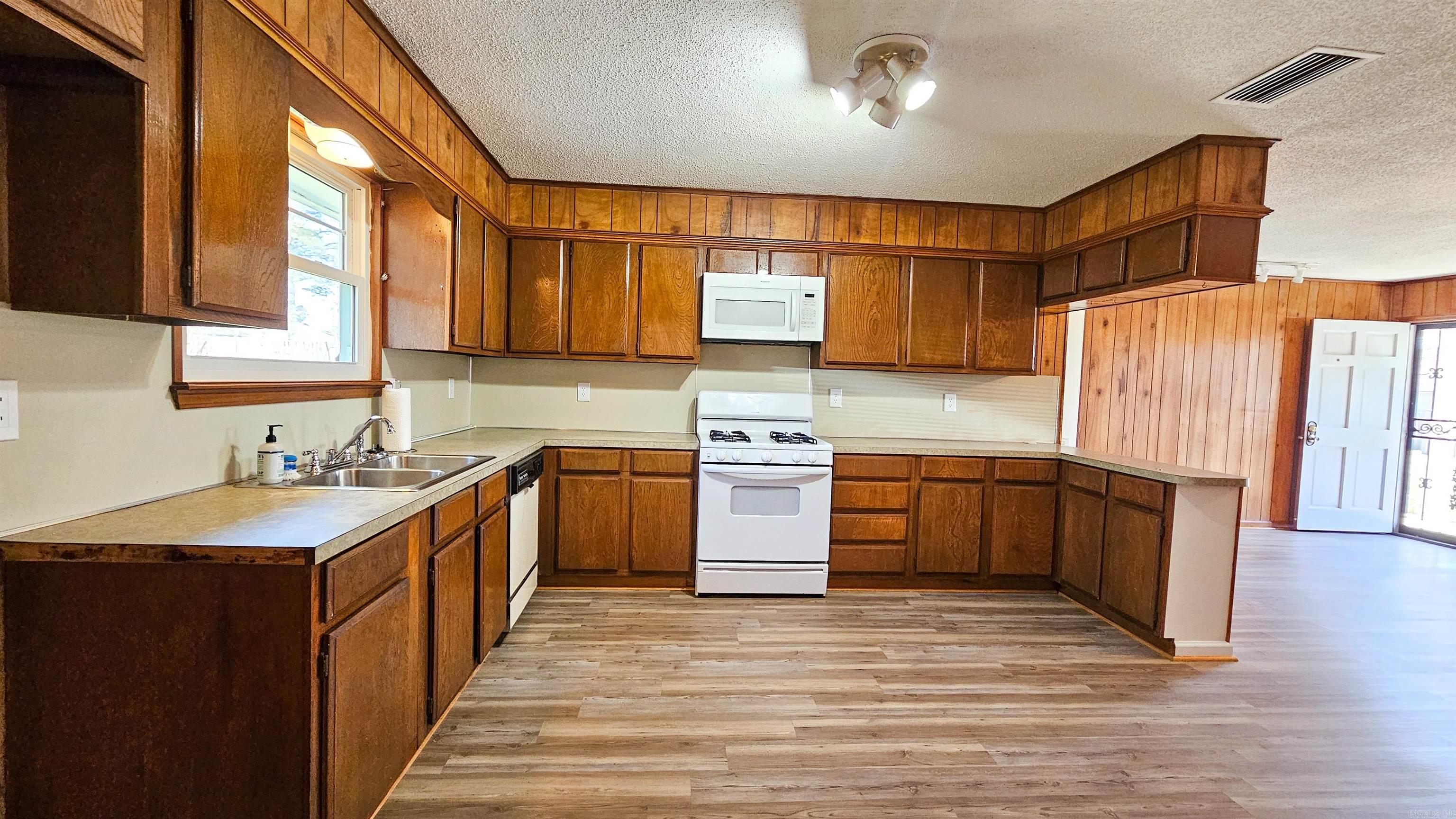 9727 Lanehart  Little Rock, AR