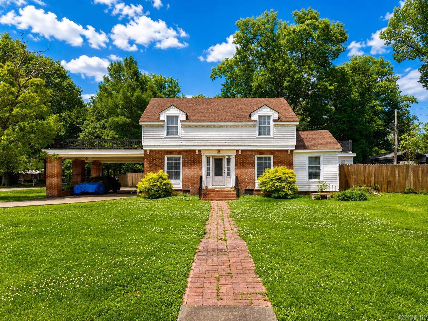 1501 Red Bud Ln