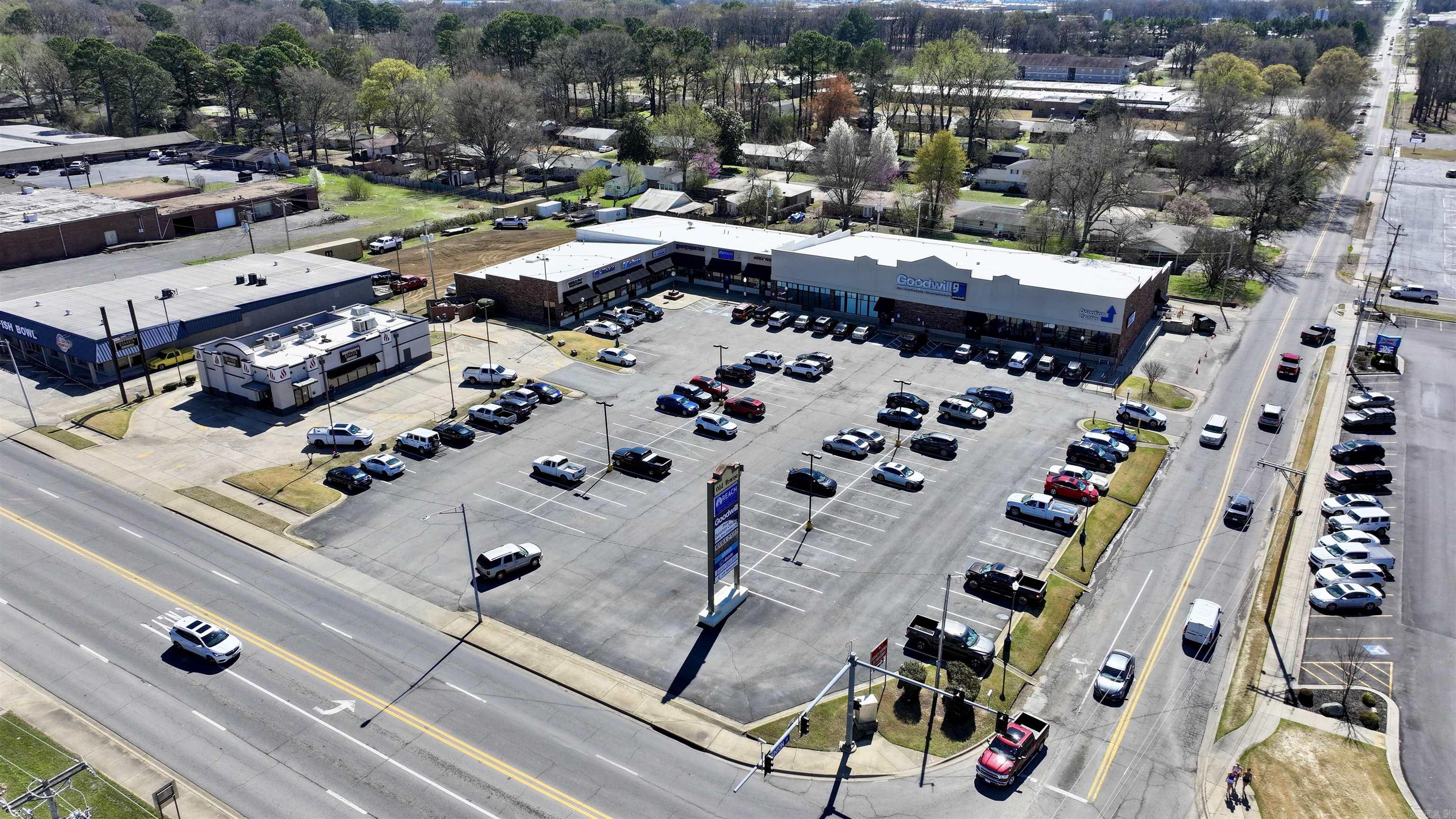 2033 E race  Searcy, AR