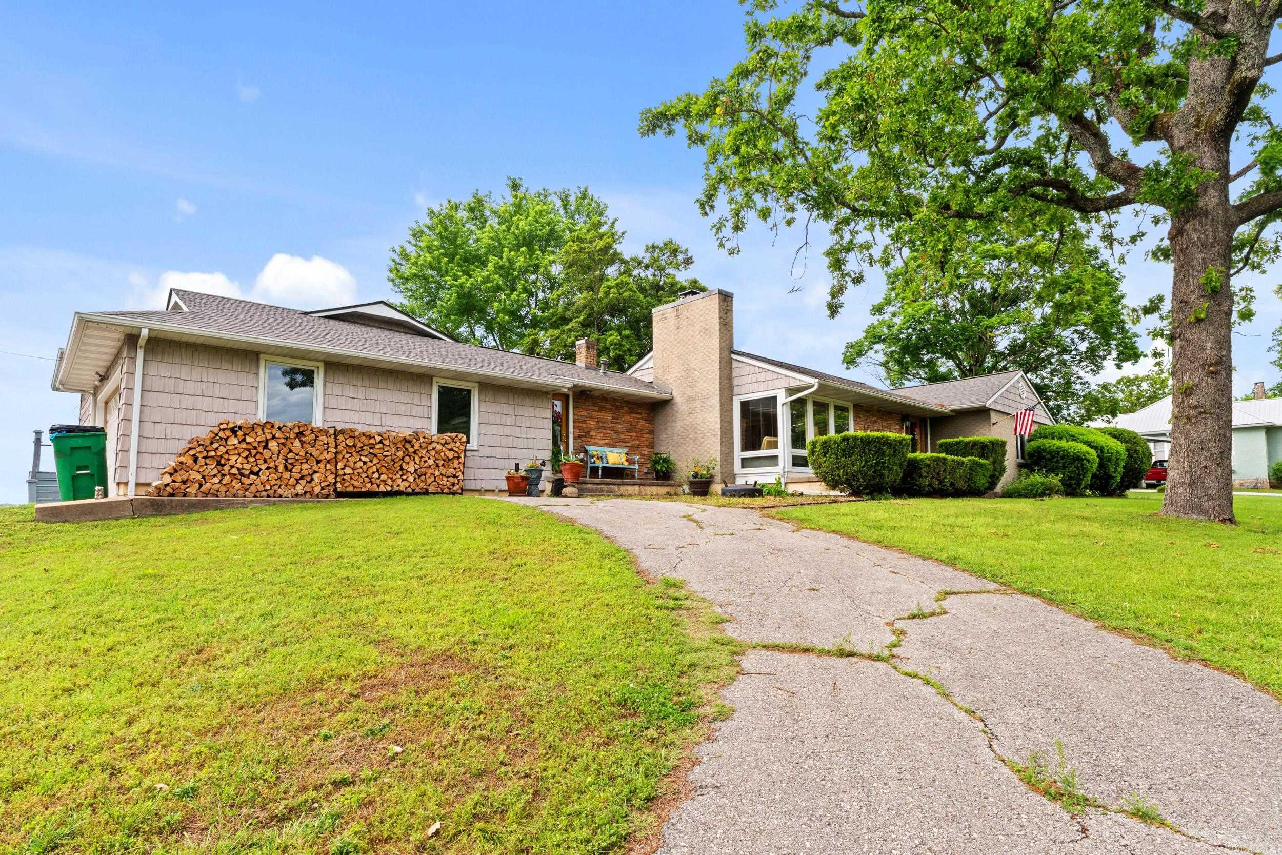 523 Harding Blvd  Cotter, AR