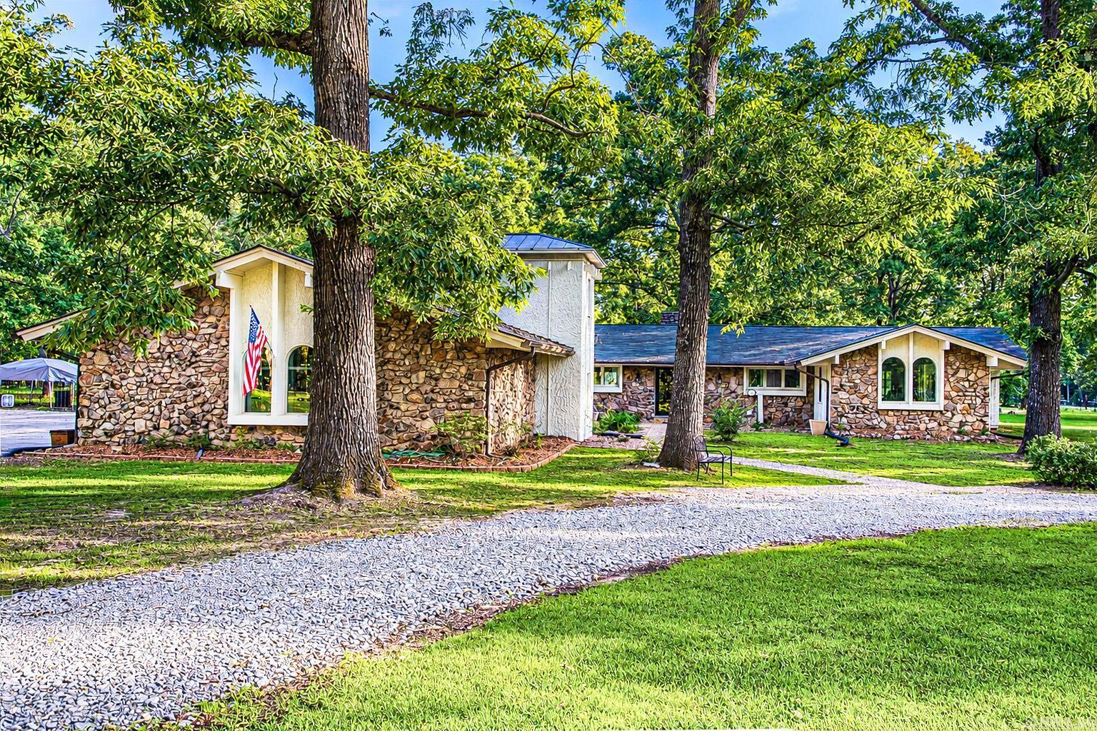 2201 River Road Redfield, AR 72132