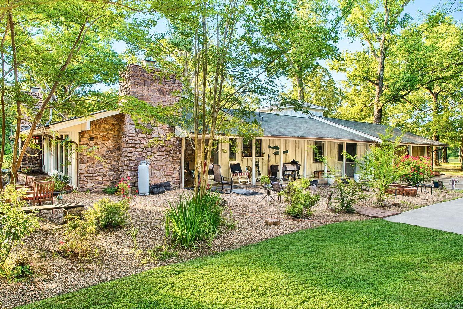2201 River Road Redfield, AR 72132