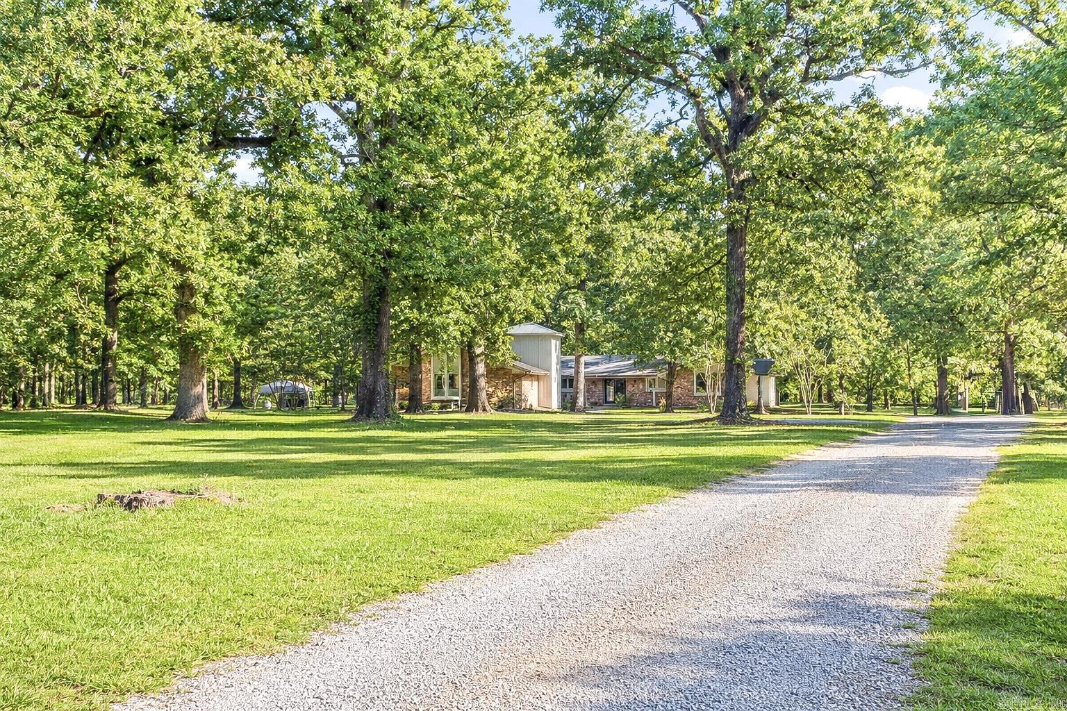 2201 River Road Redfield, AR 72132