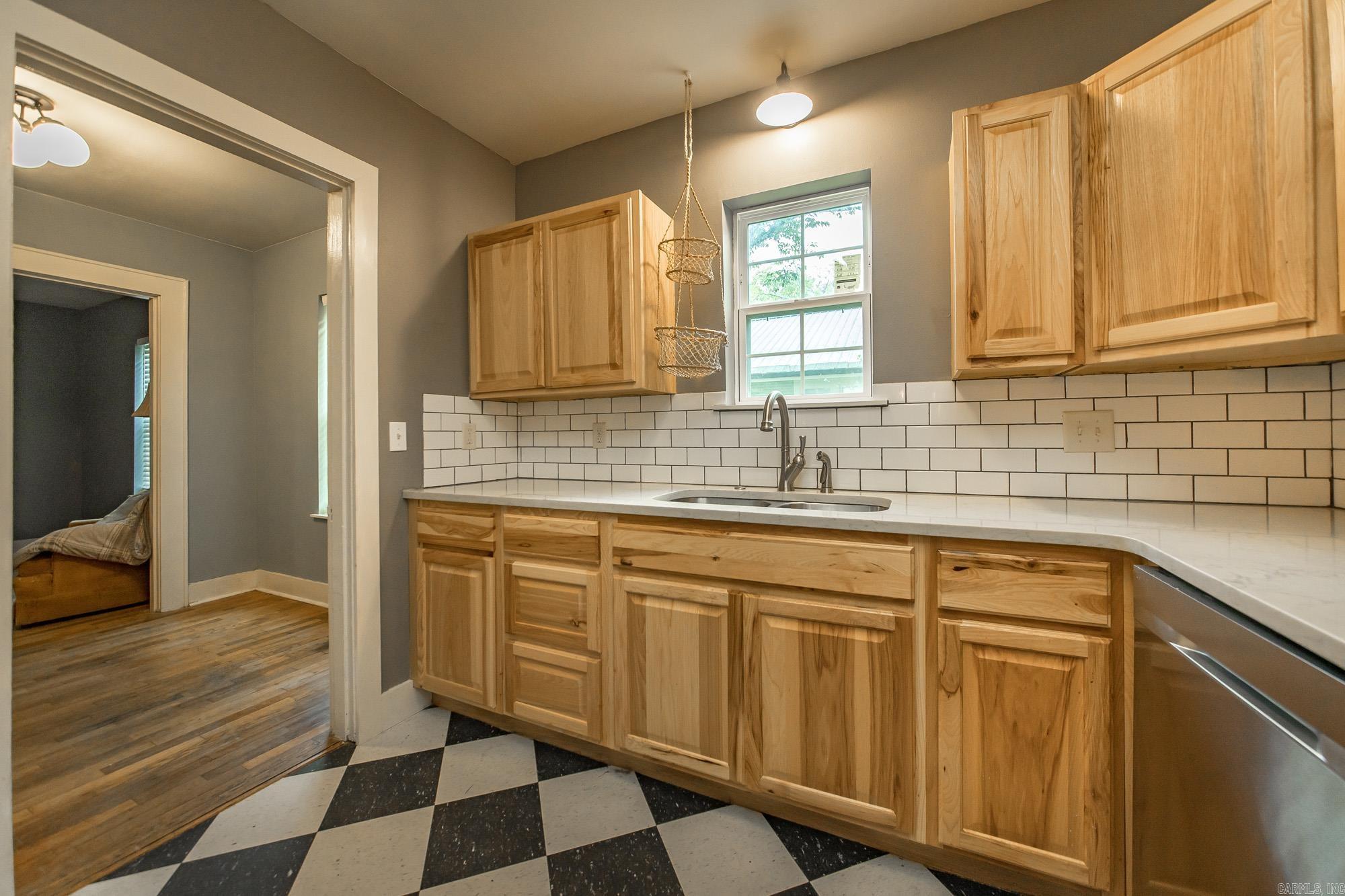 1114 Davis  Conway, AR