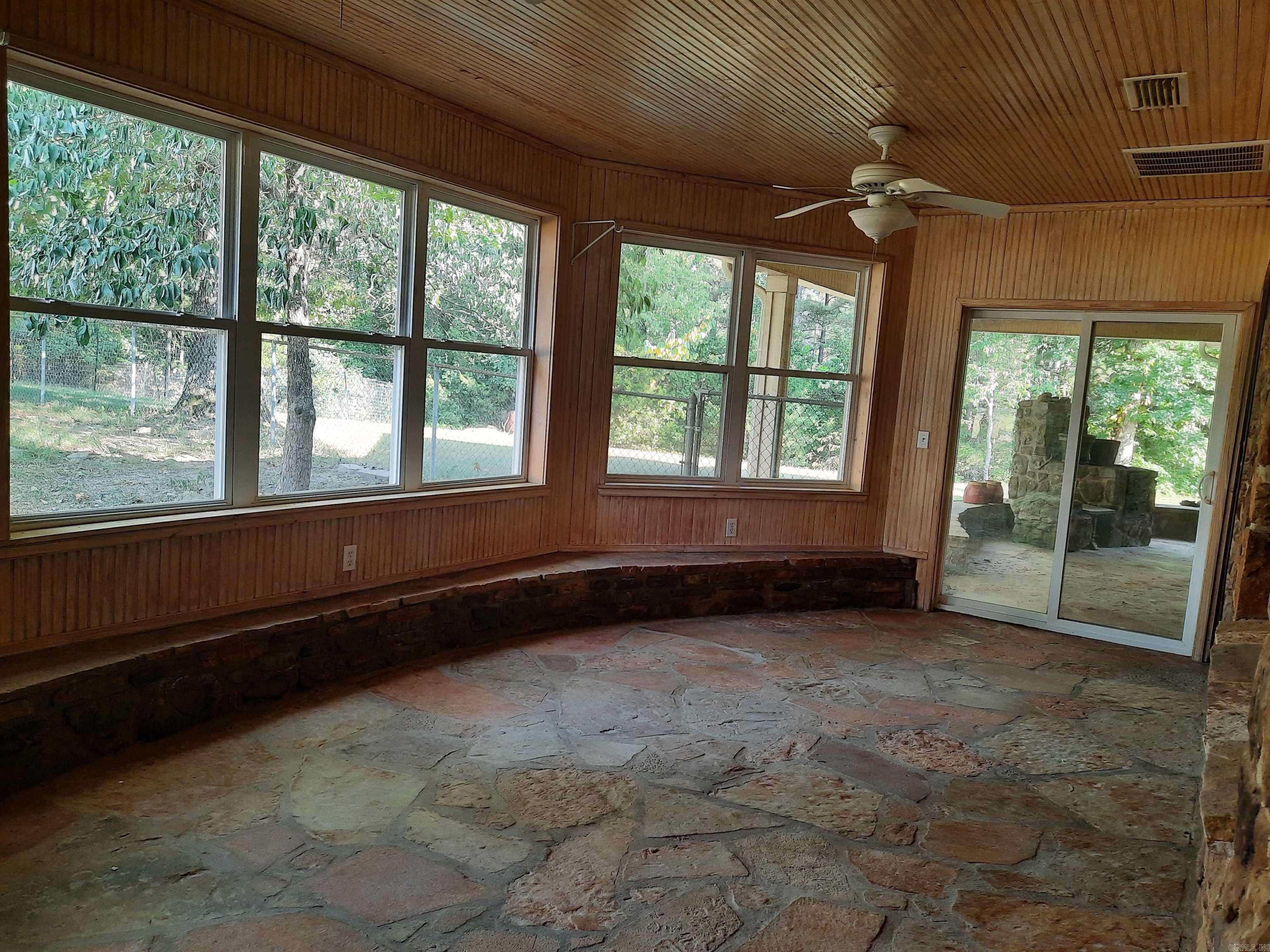 1162 Cove  Mountain View, AR