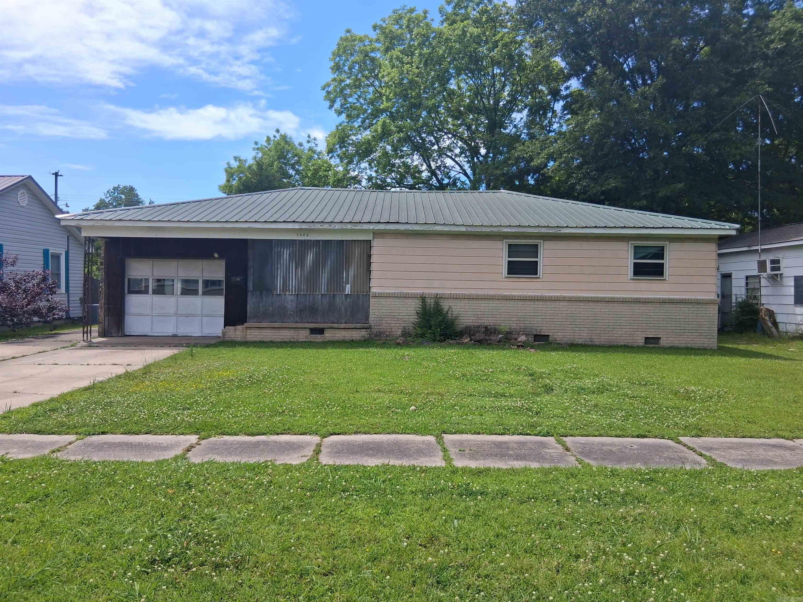 1508 S Porter  Stuttgart, AR