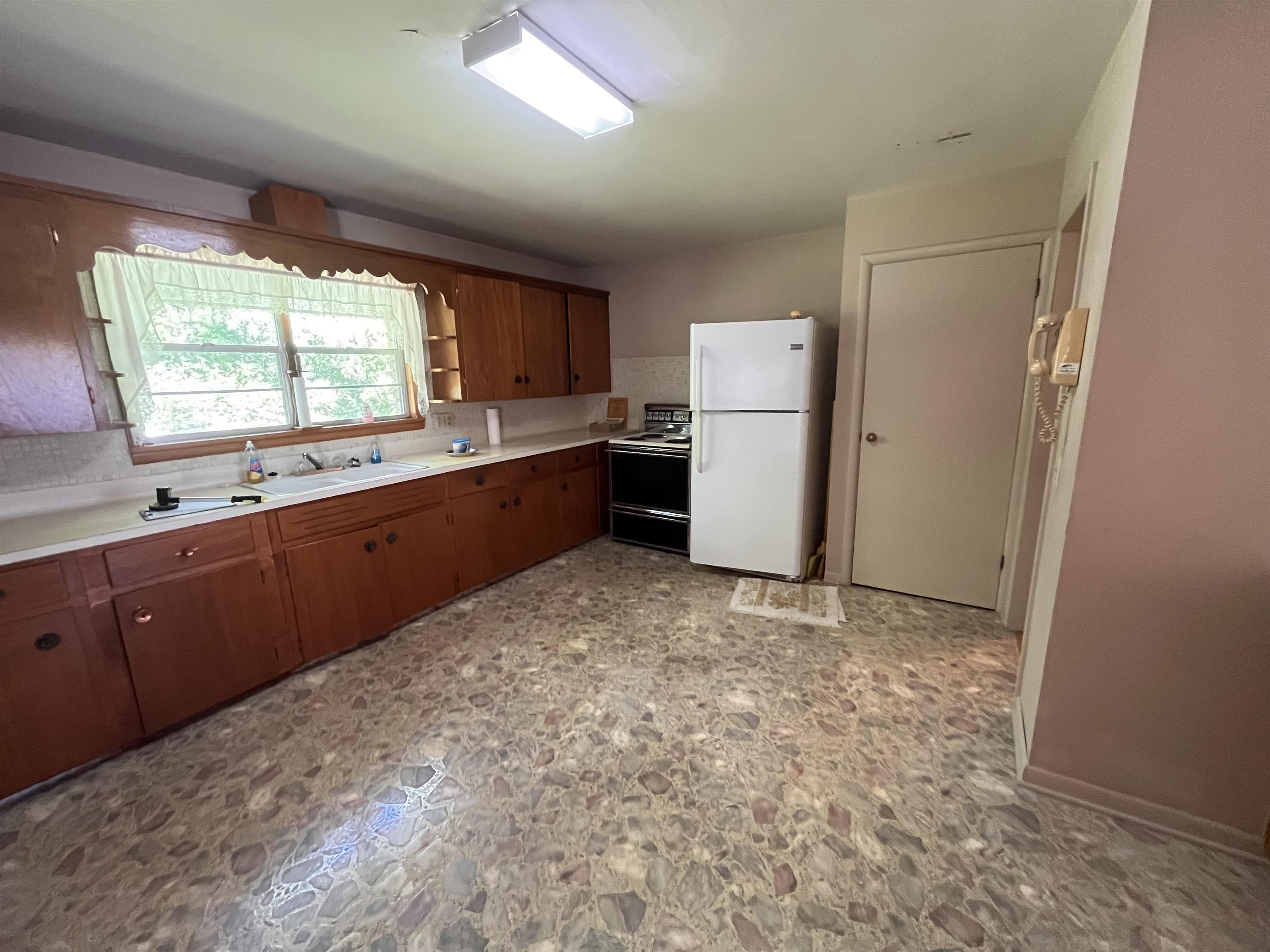 275 S third  Mammoth Spring, MO
