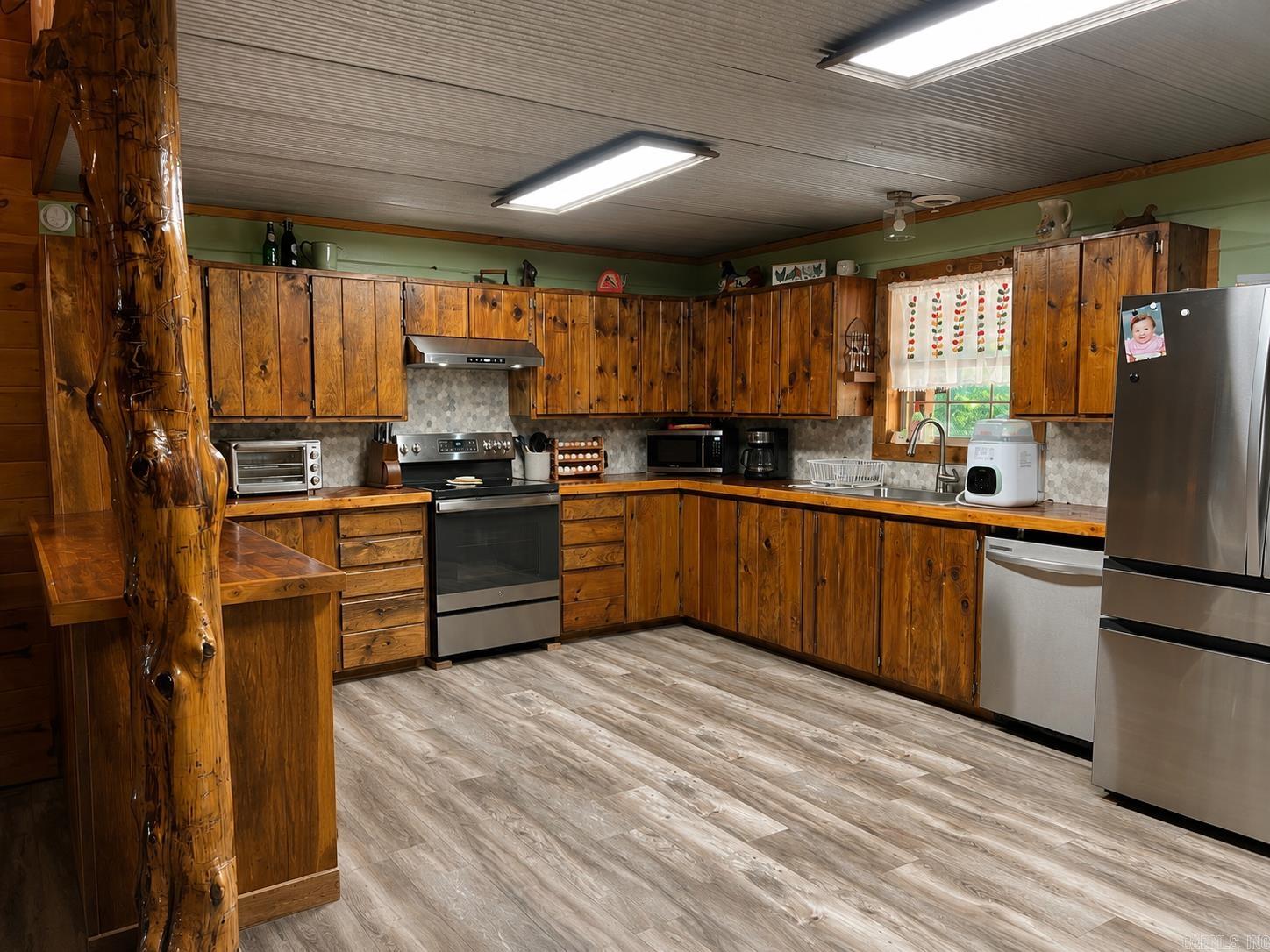 105 Old River  Newark, AR