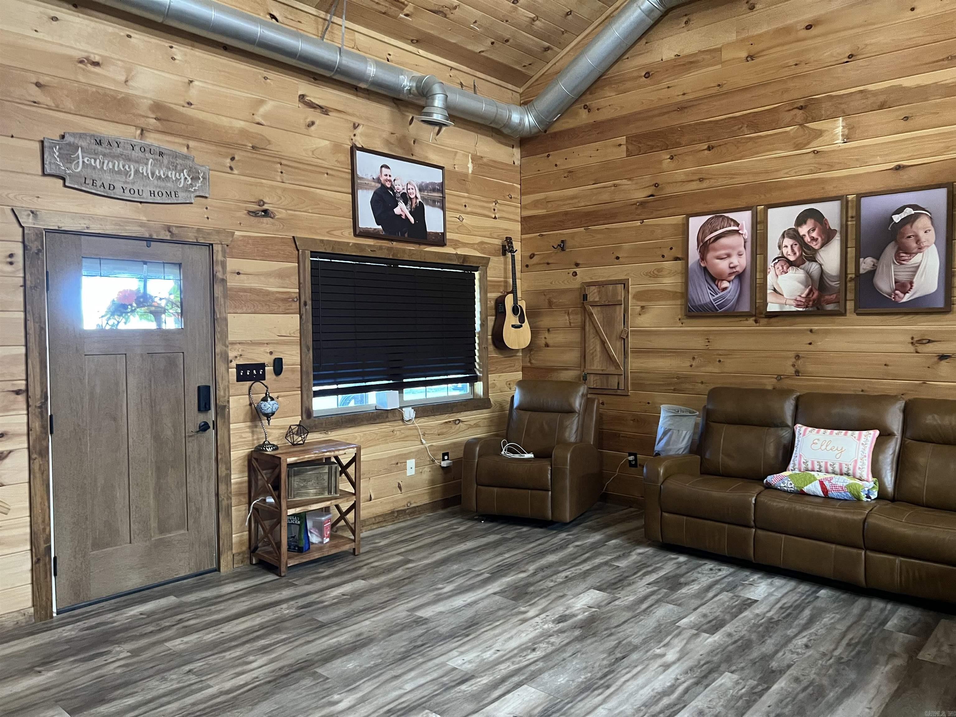 105 Old River  Newark, AR