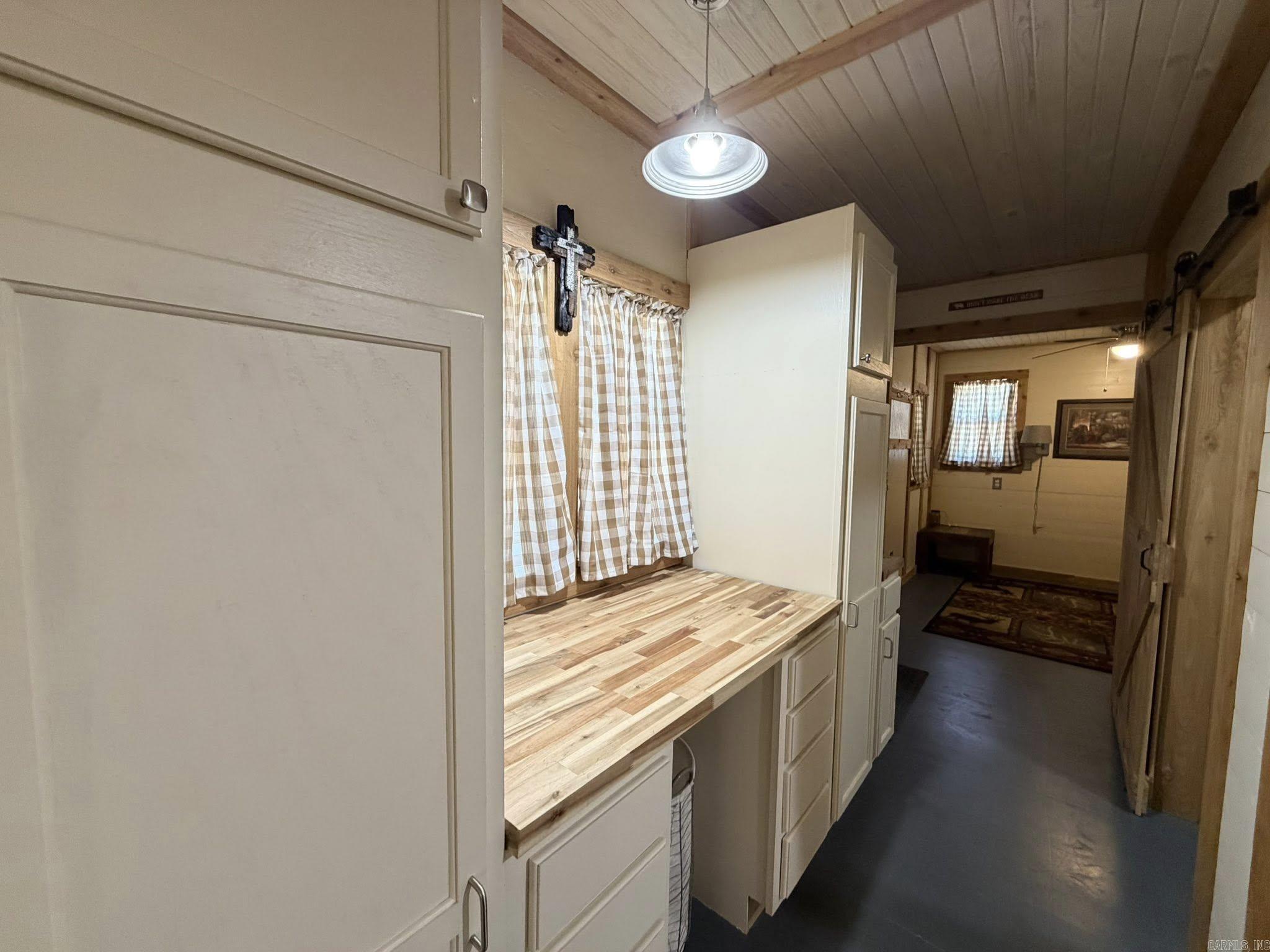 6356 Sunny Fox Rd.  Mountain View, AR