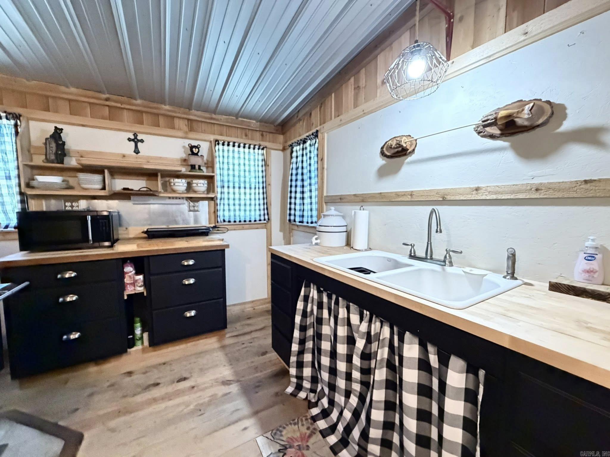6356 Sunny Fox Rd.  Mountain View, AR