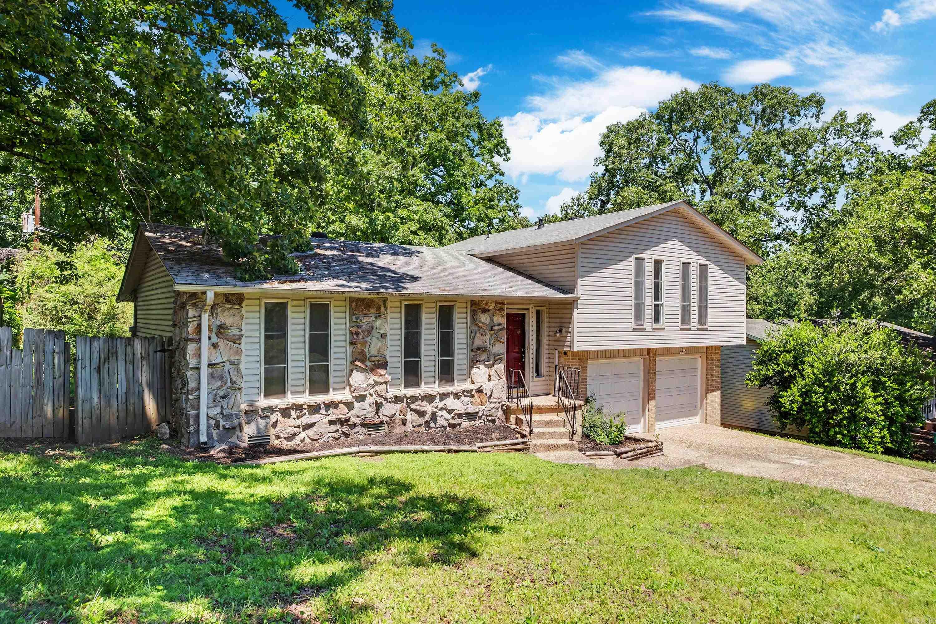 19 Donnelle Dr.  Sherwood, AR