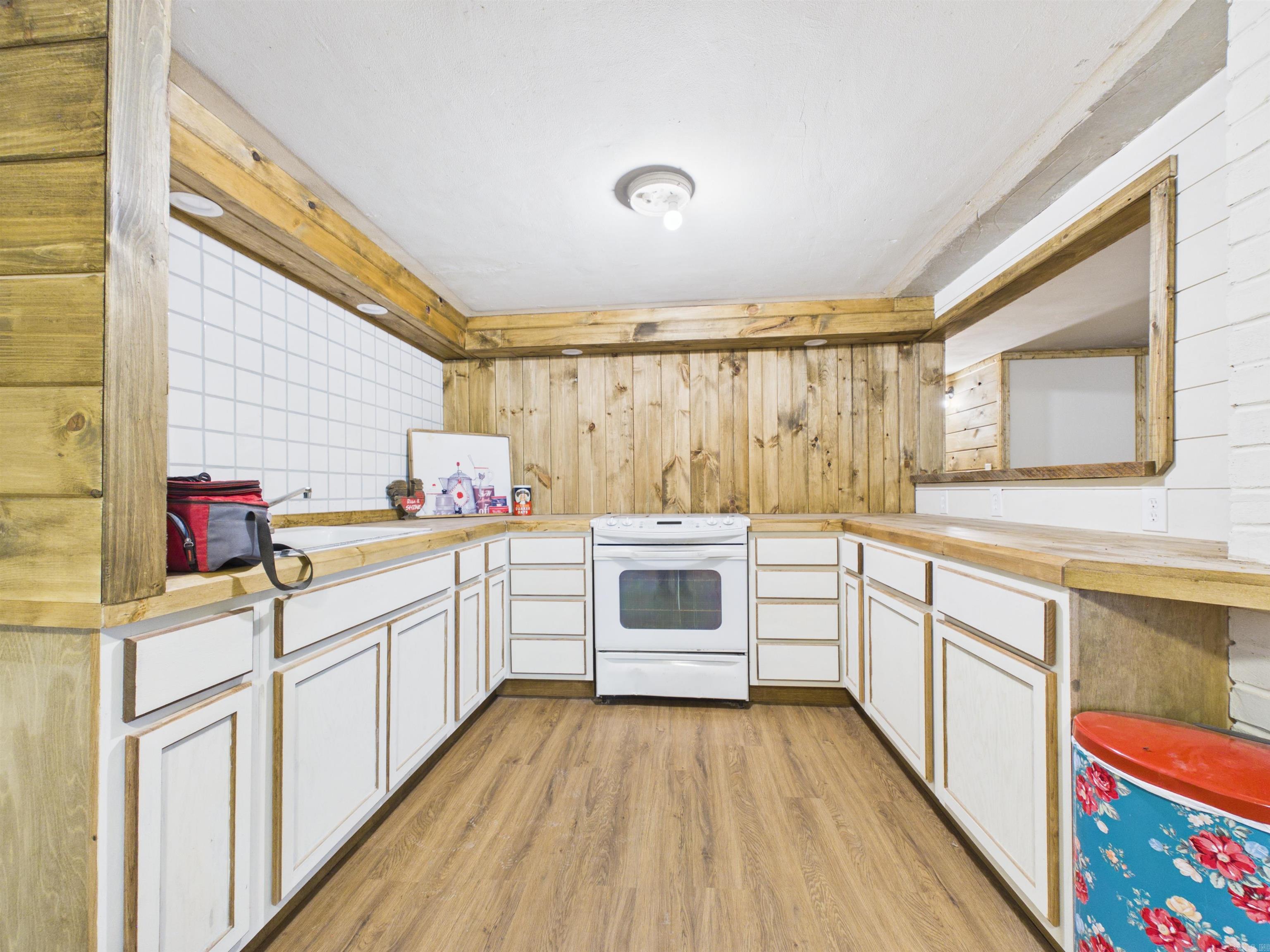 1266 AR HWY 230  Cave City, AR