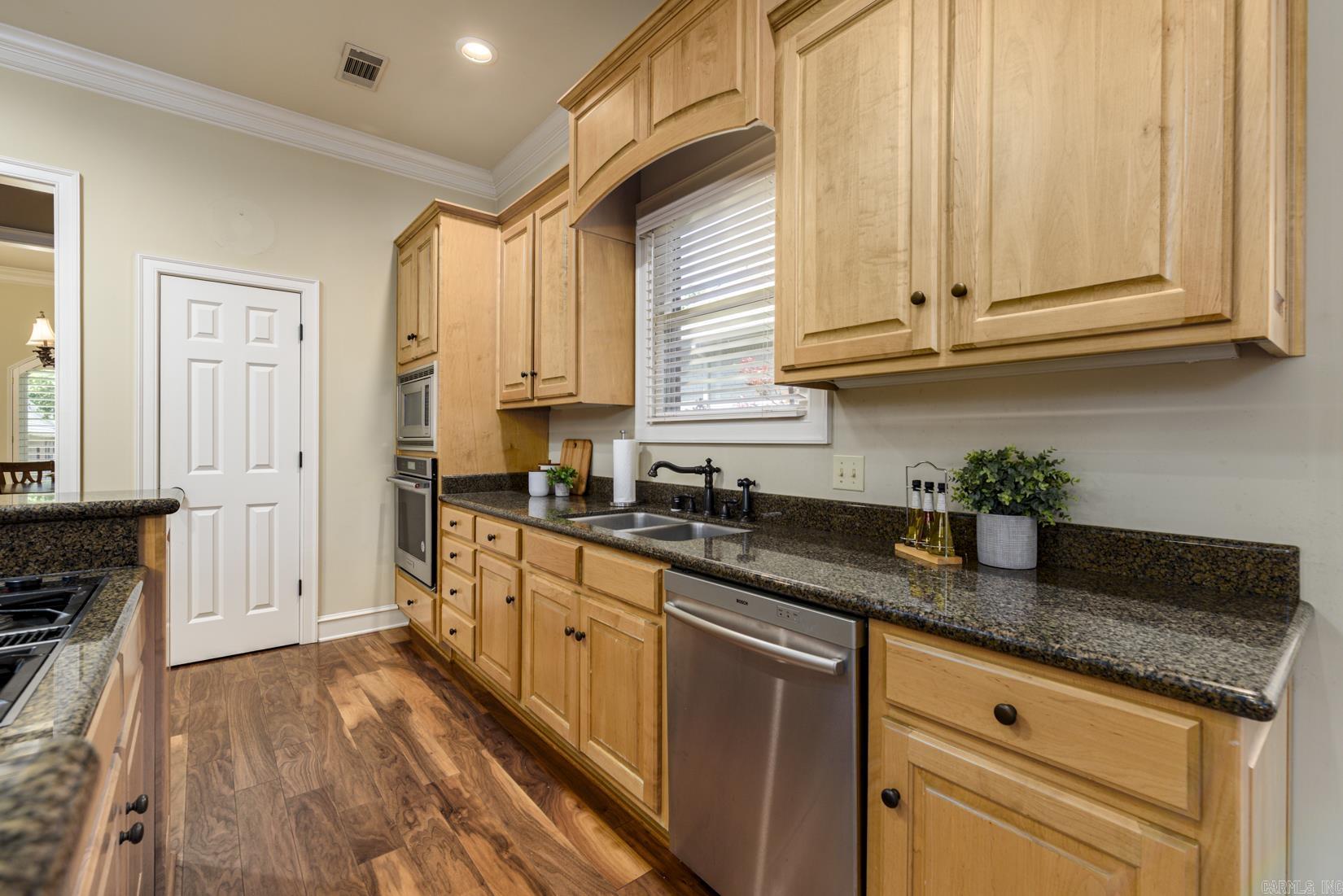 61 QUERCUS  Little Rock, AR