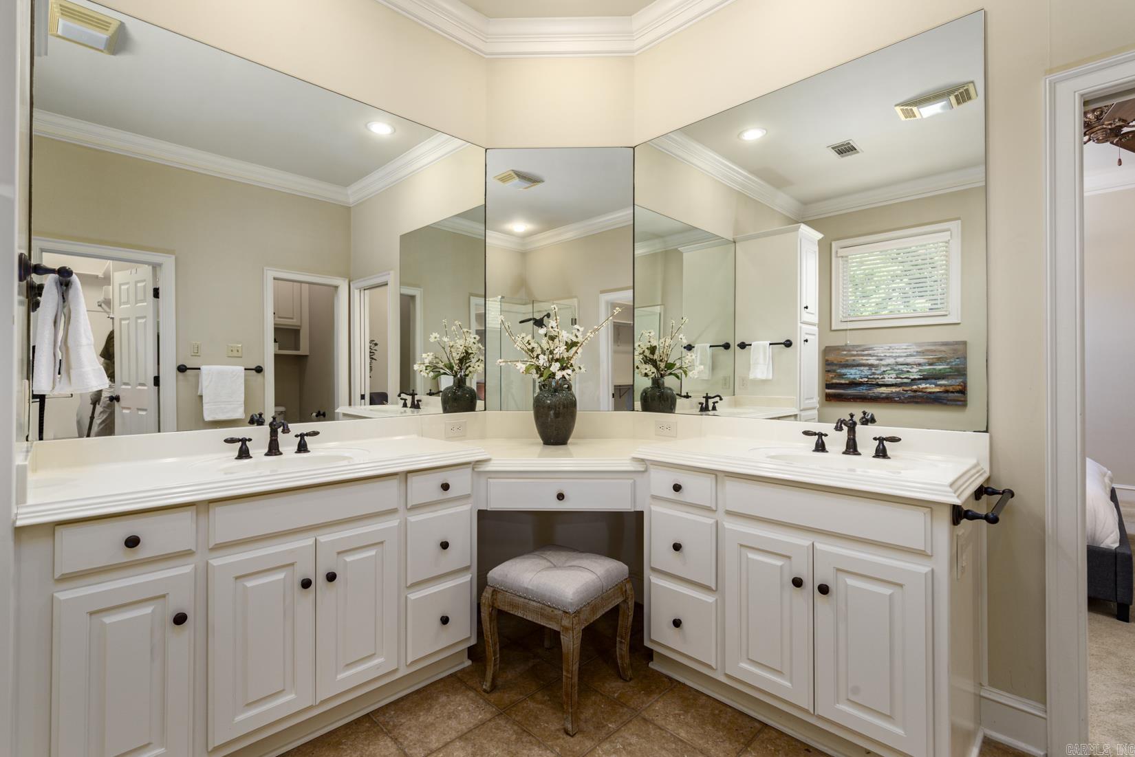 61 QUERCUS  Little Rock, AR