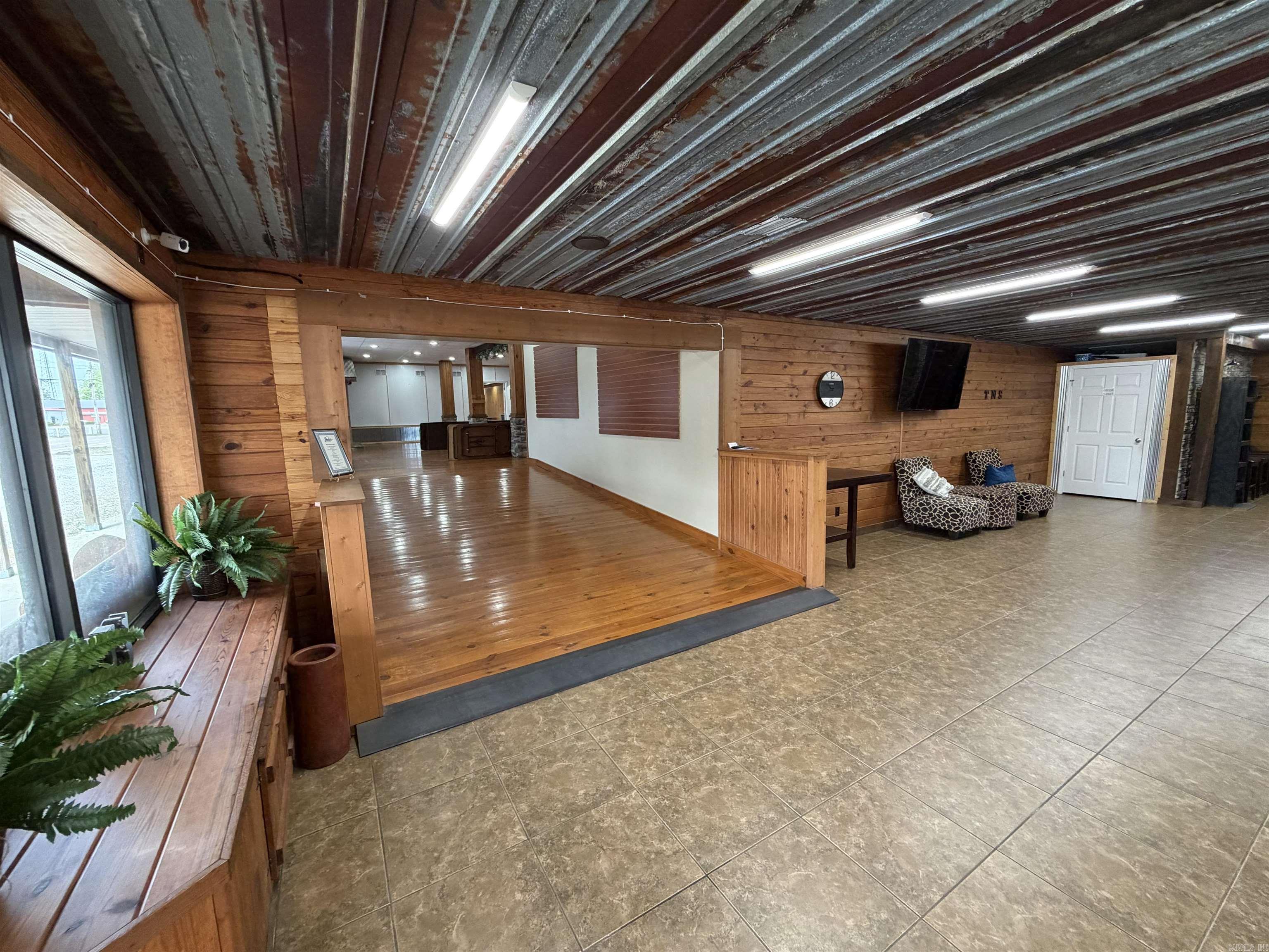 105 E 9th  Rector, AR