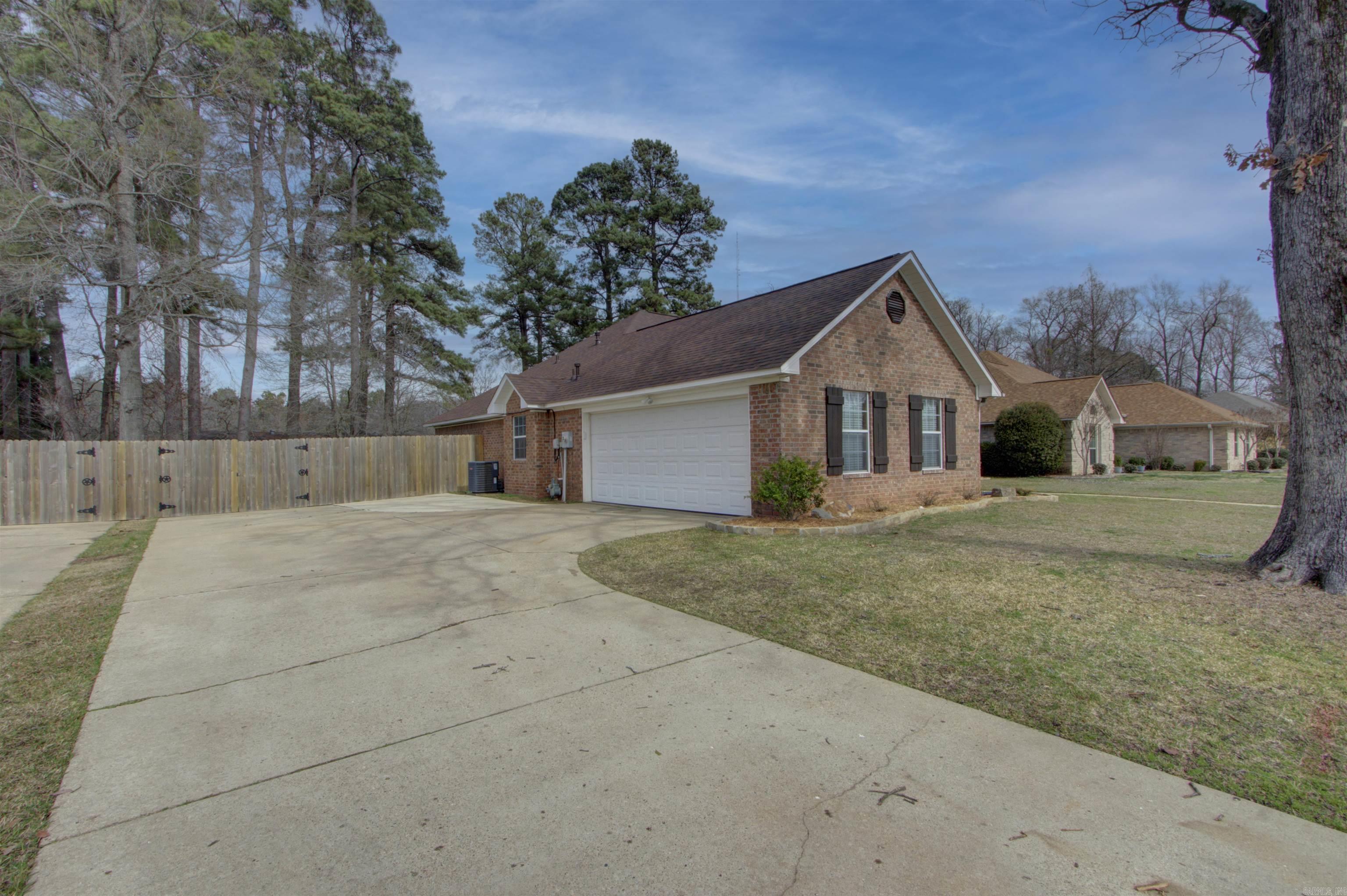 122 Corley Circle  Wake Village, TX
