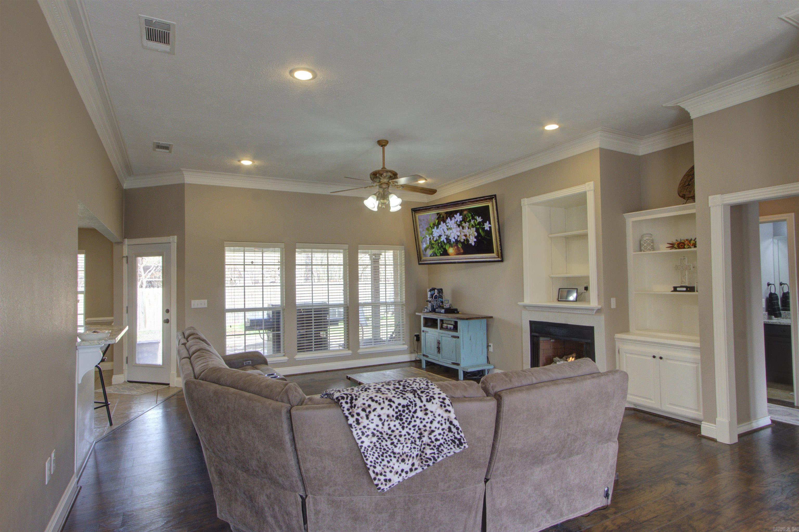 122 Corley Circle  Wake Village, TX