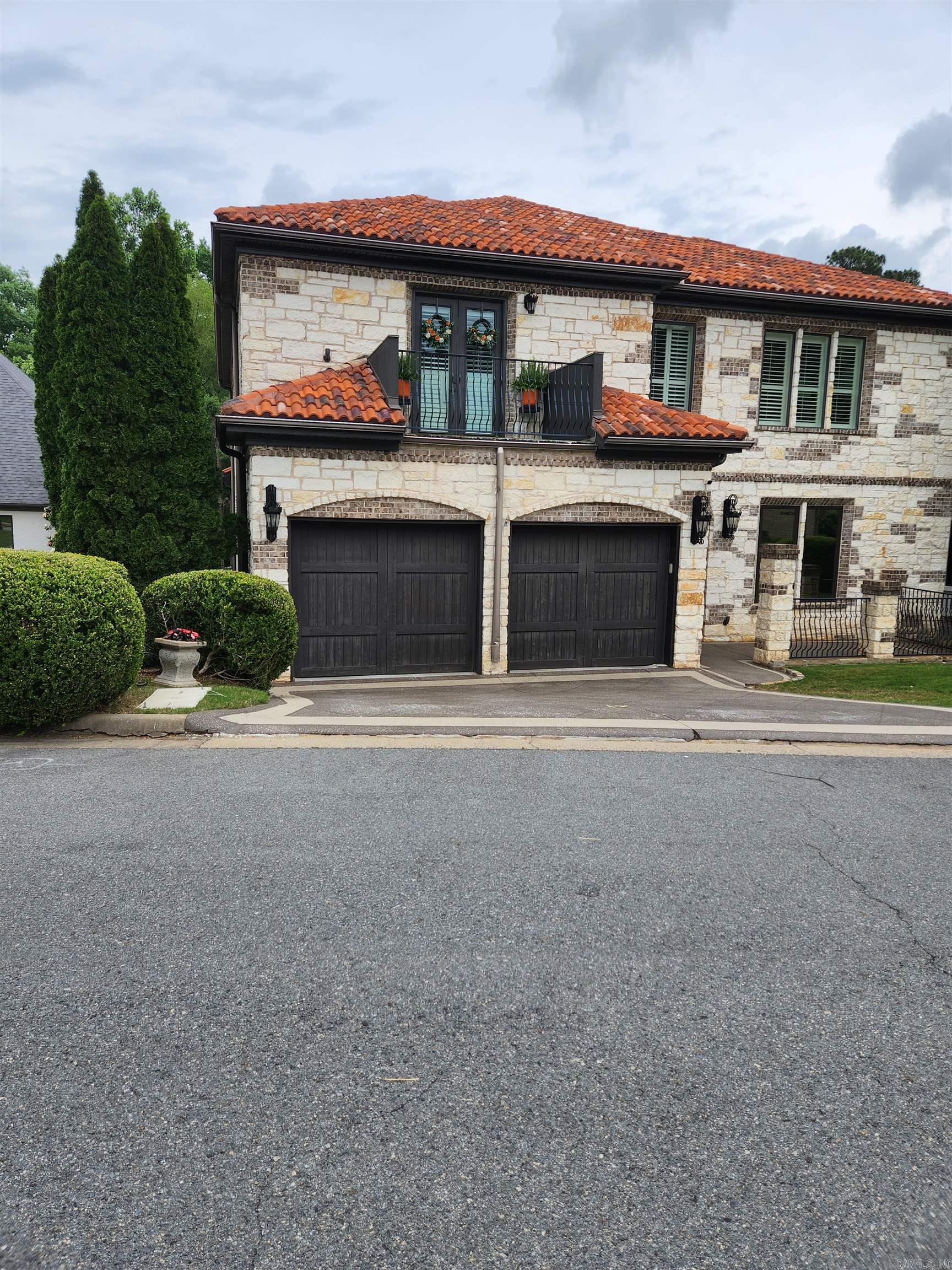 11 La Scala Court — photo 2