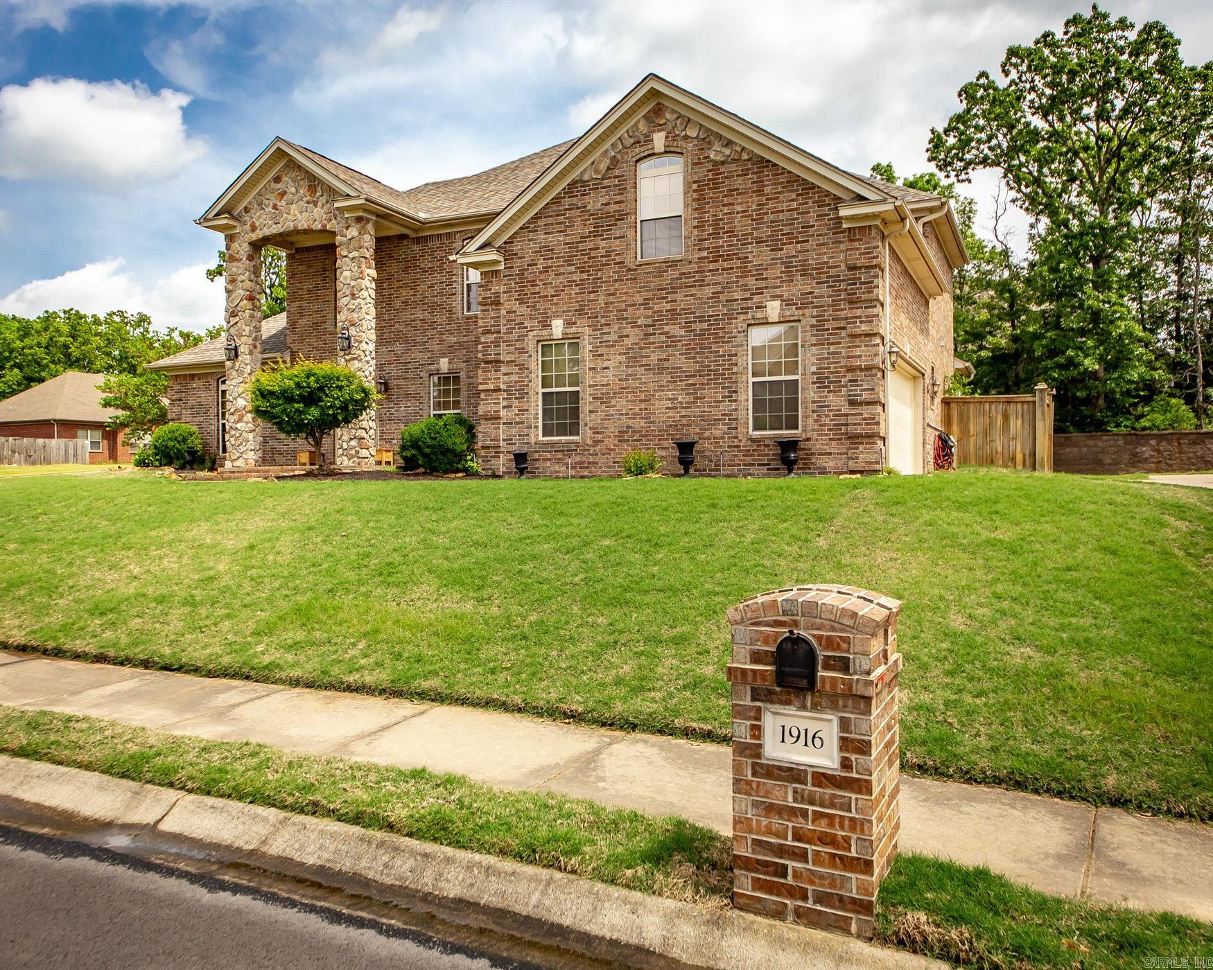 1916 Oakbrook  Sherwood, AR