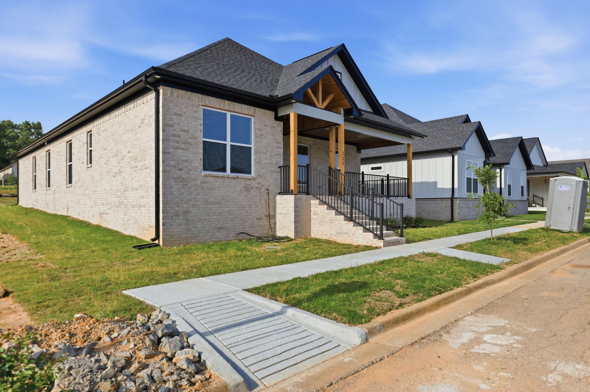 225 B  Bryant, AR