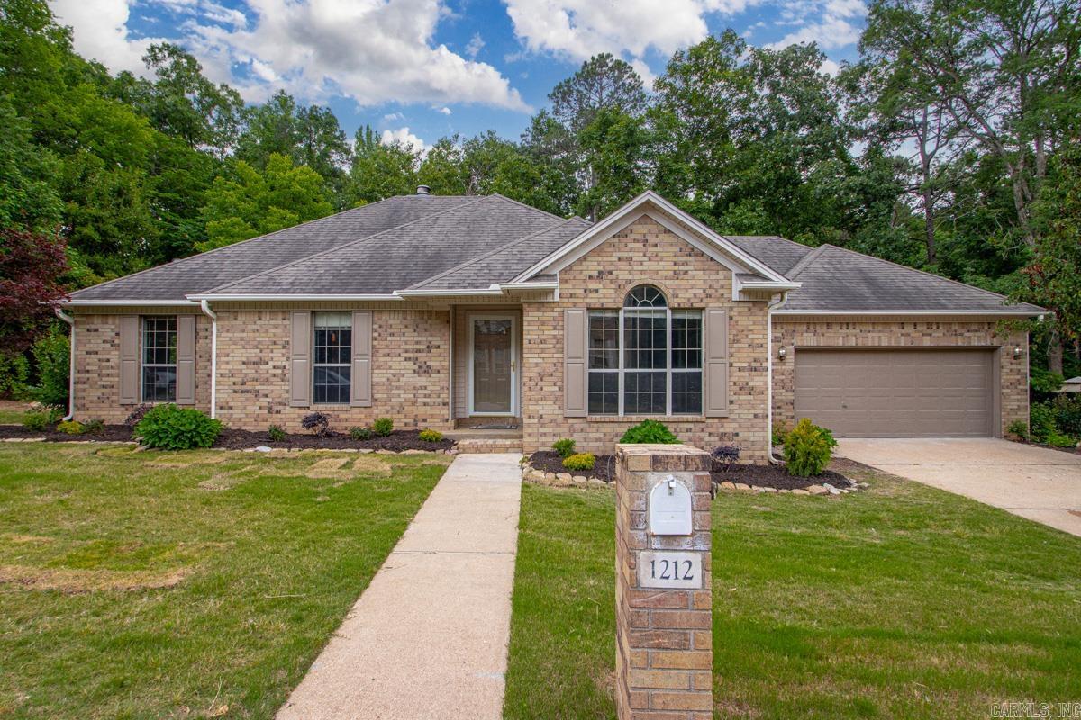 1212 River Oaks  Benton, AR