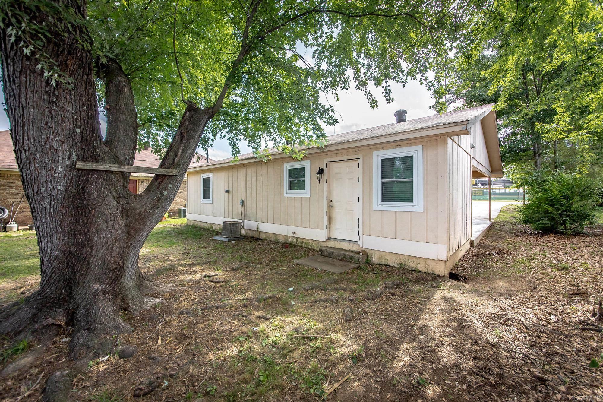 219 S Center  Conway, AR