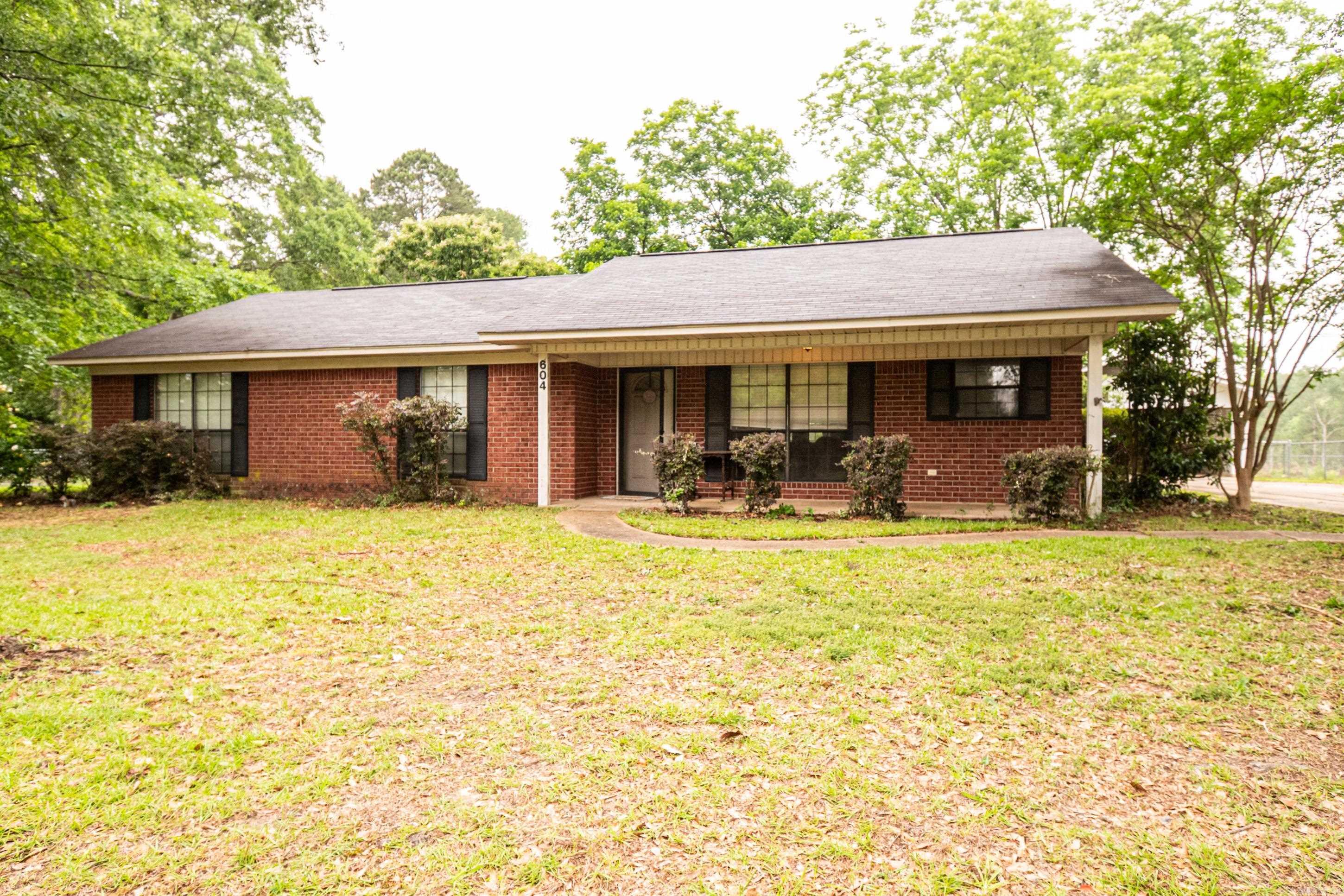 604 W University  Magnolia, AR