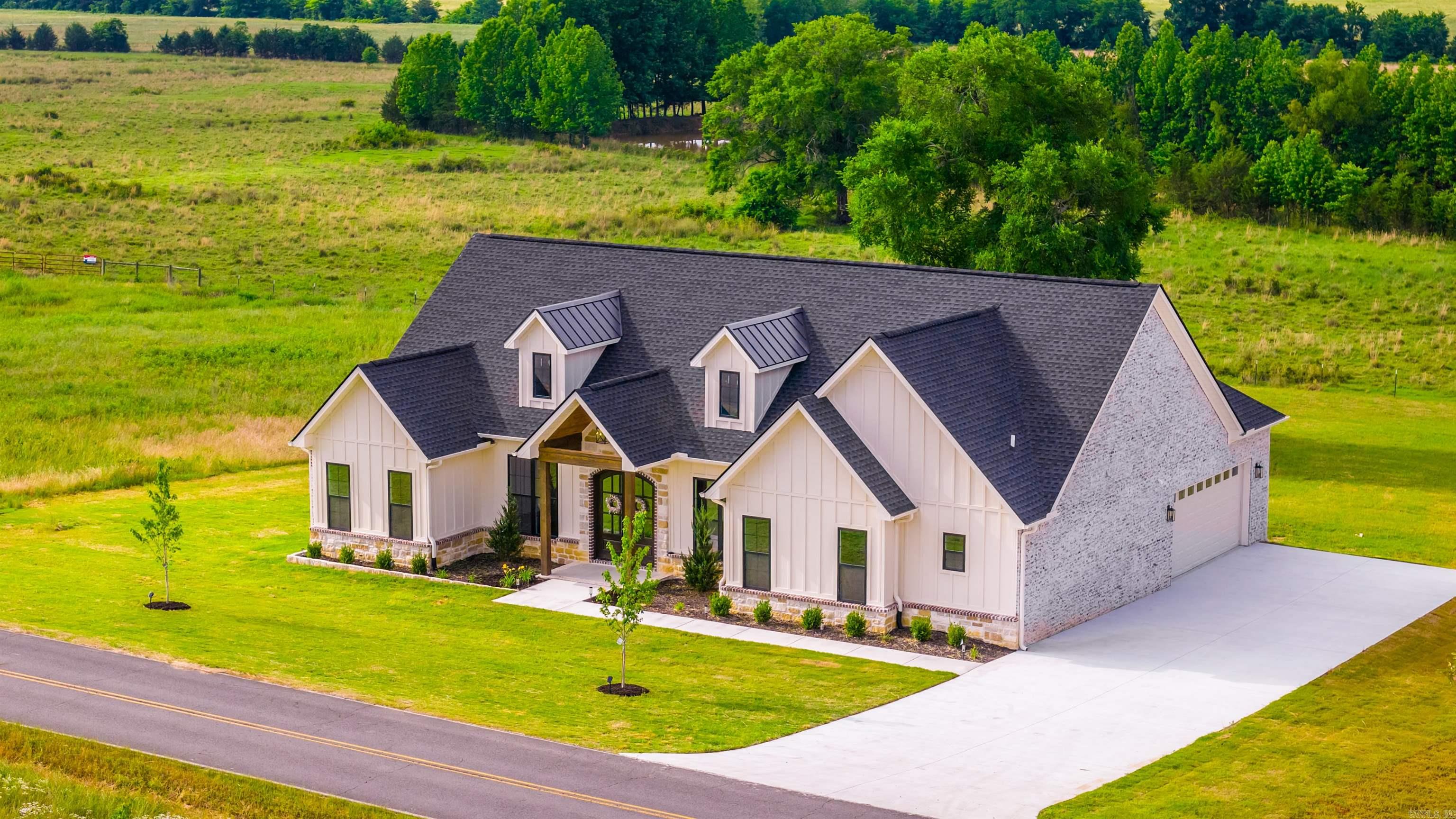240 Castleberry  Greenbrier, AR