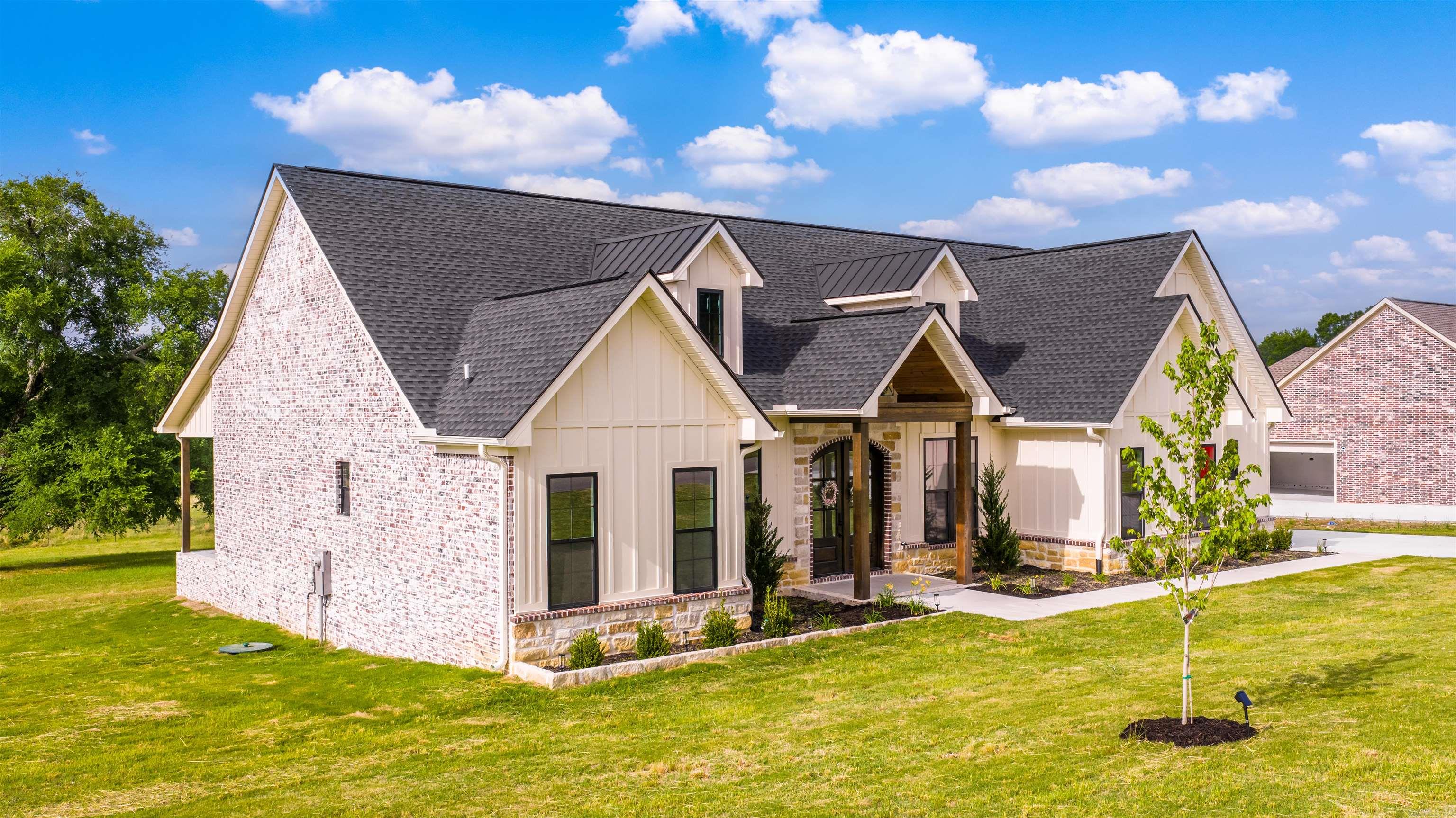 240 Castleberry  Greenbrier, AR