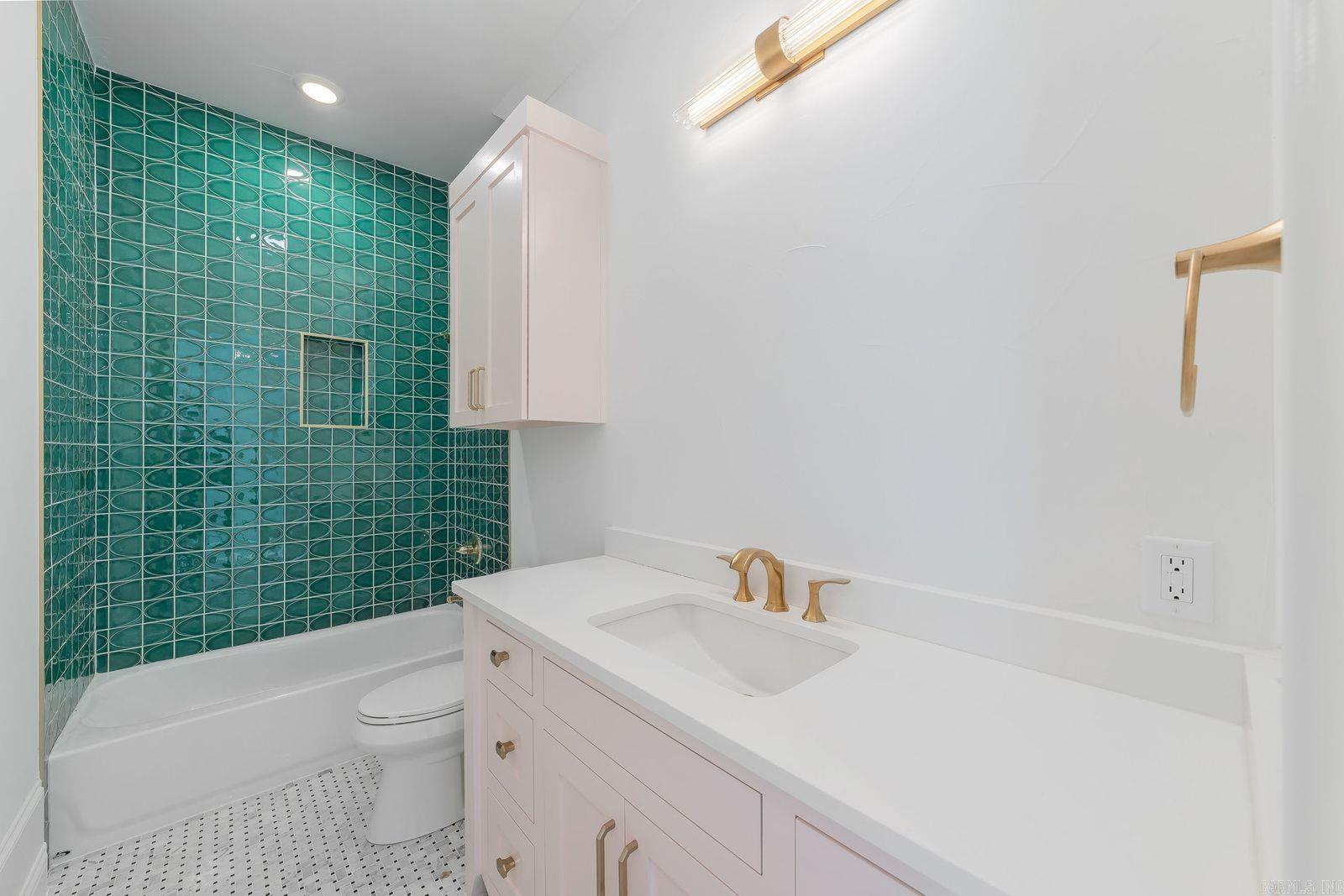 601 W River  Ozark, AR