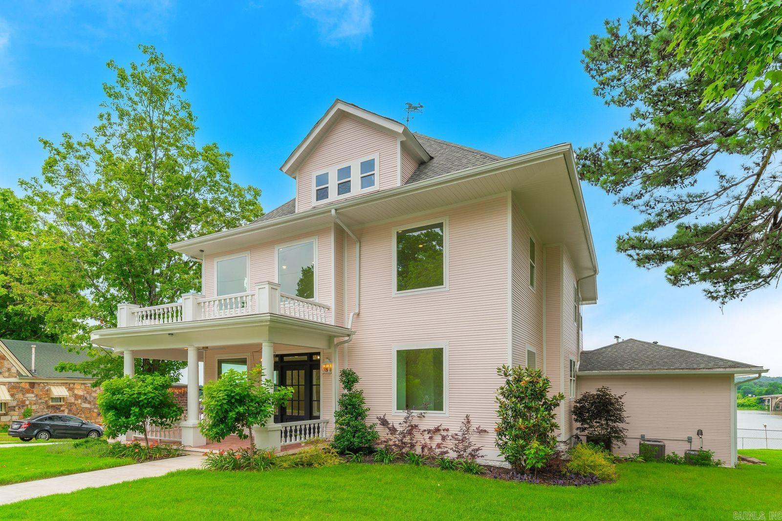 601 W River  Ozark, AR