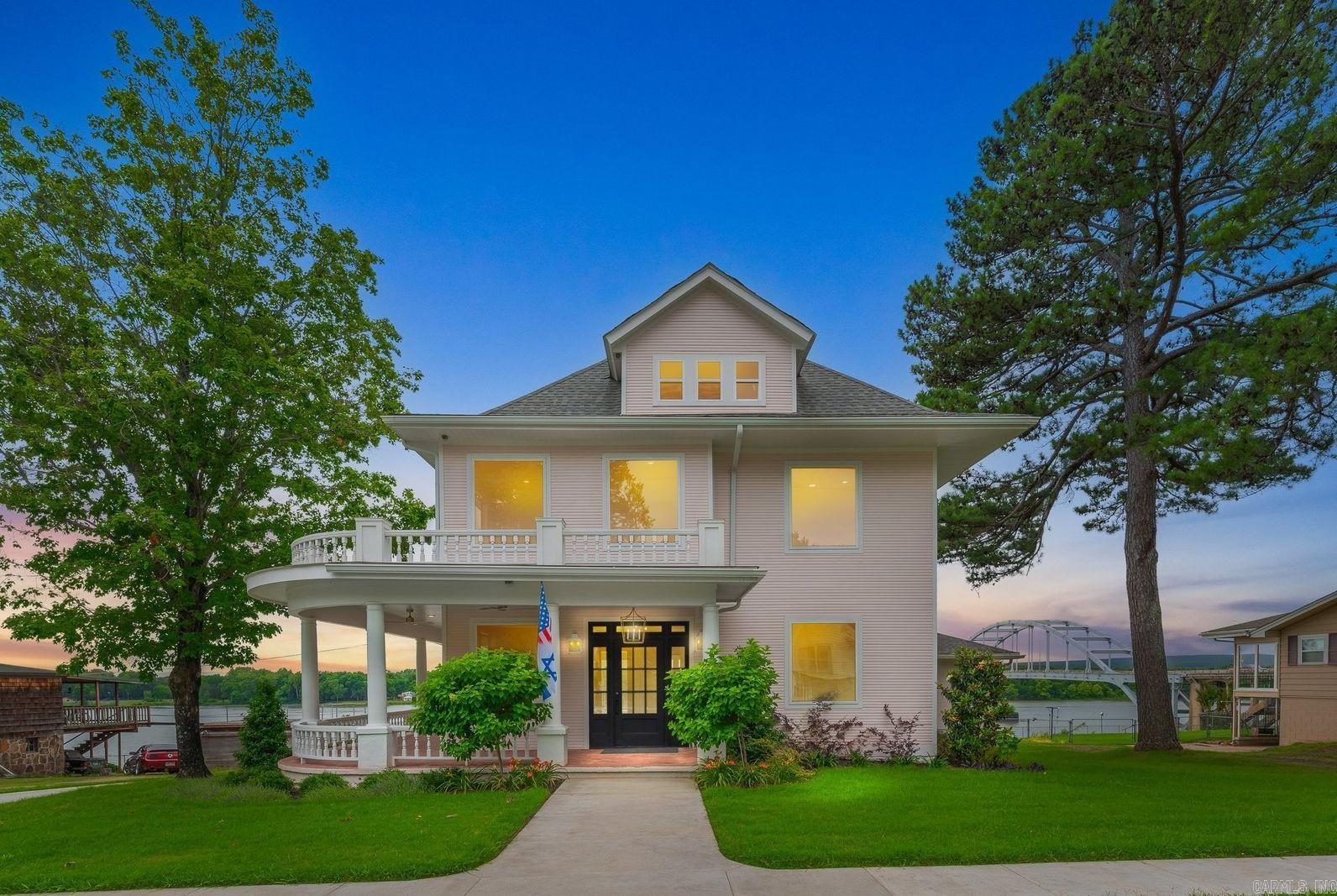 601 W River  Ozark, AR