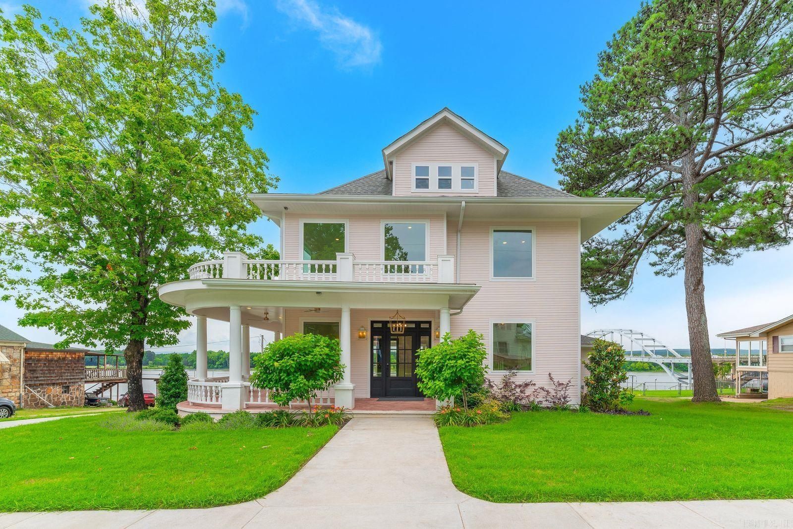 601 W River  Ozark, AR