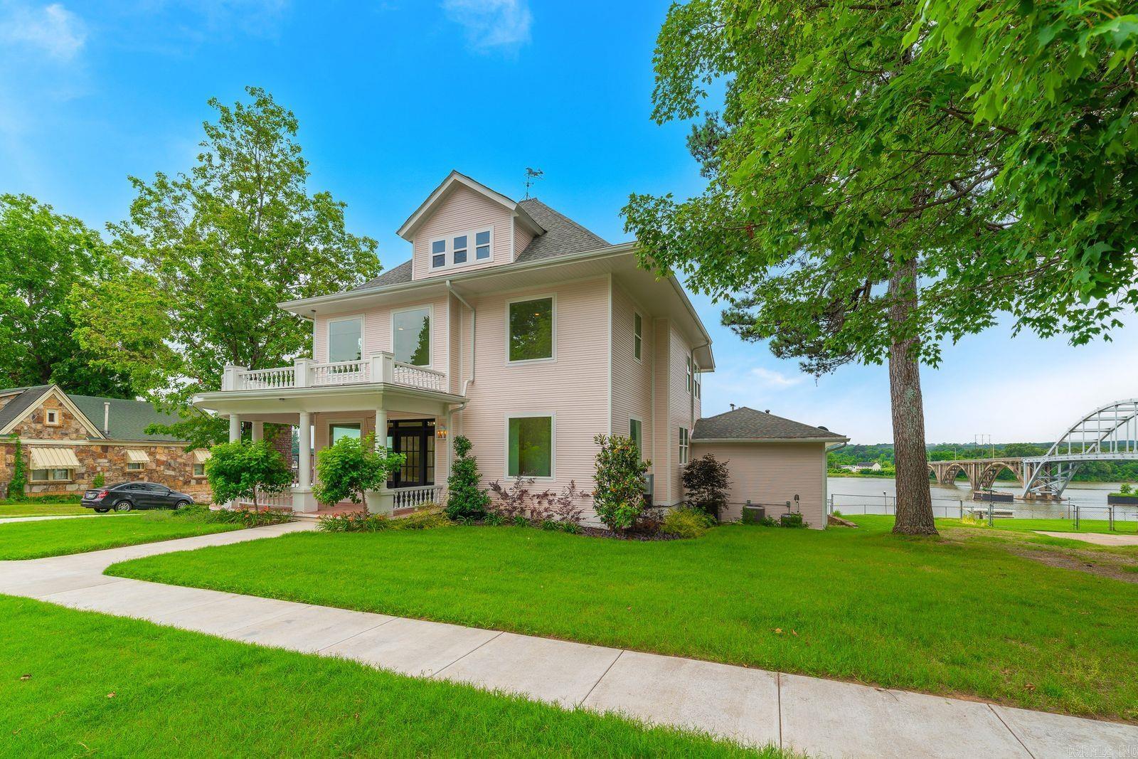 601 W River  Ozark, AR