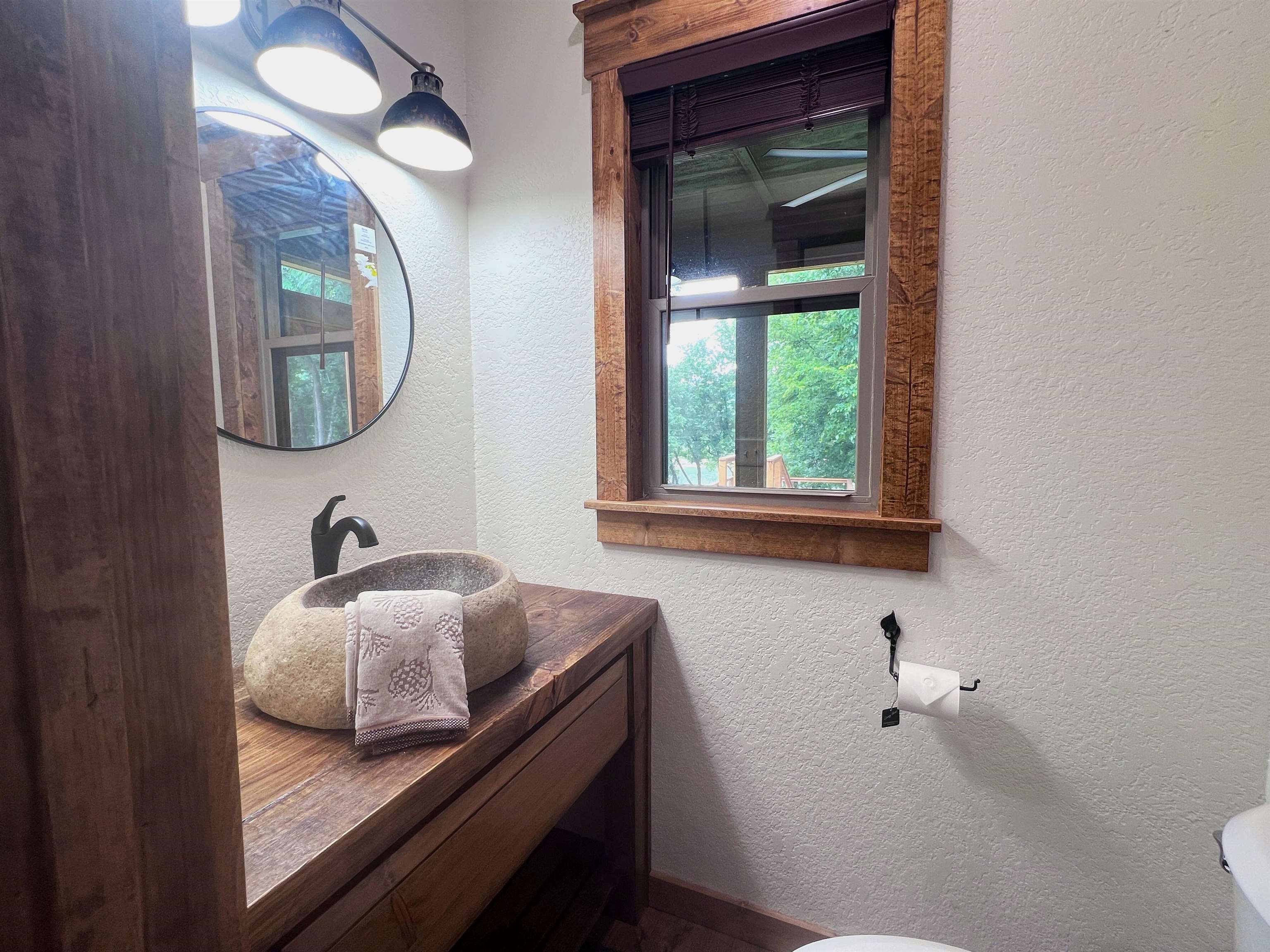 2 N Riverview  Mountain View, AR