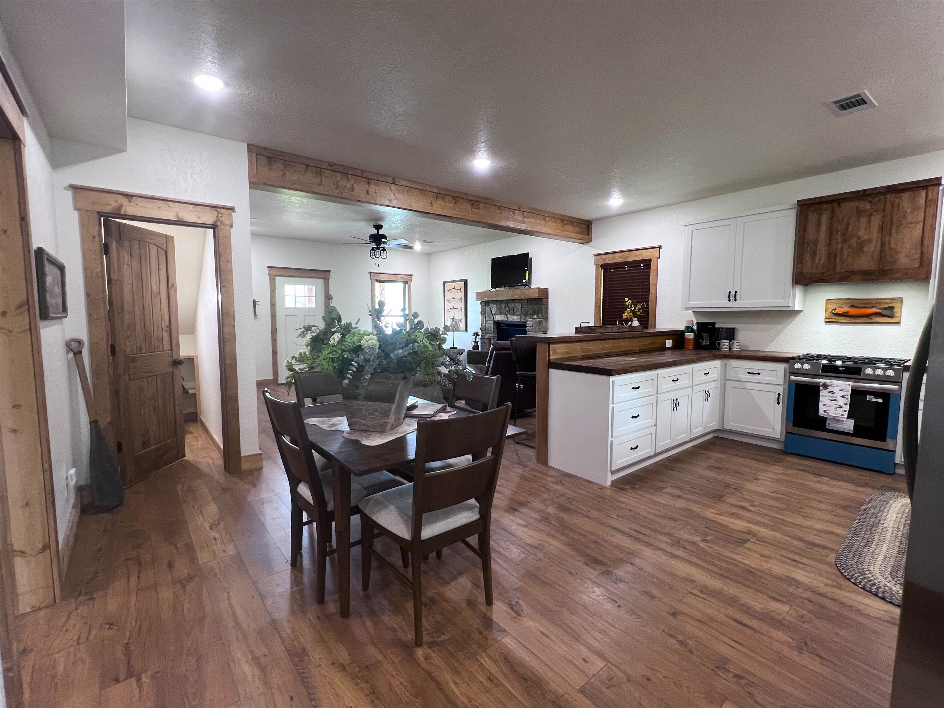 2 N Riverview  Mountain View, AR