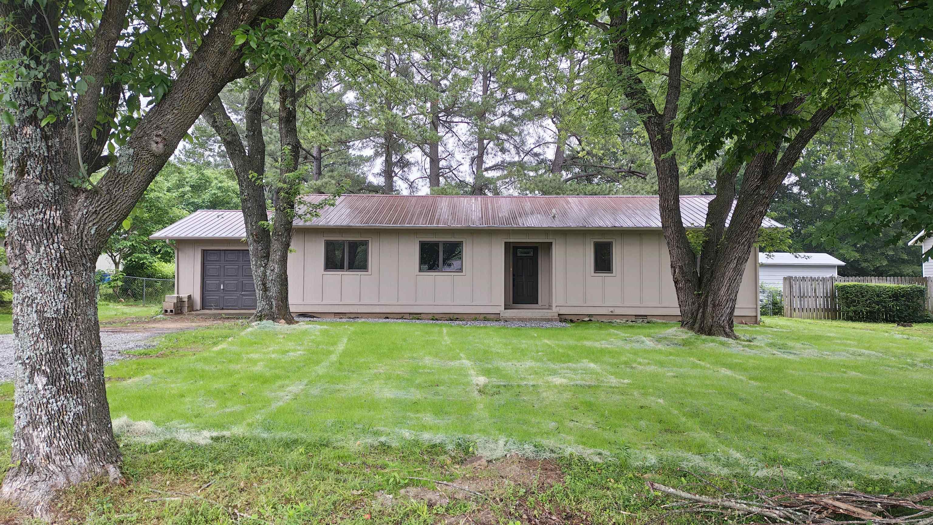 404 Maple  Mountain View, AR