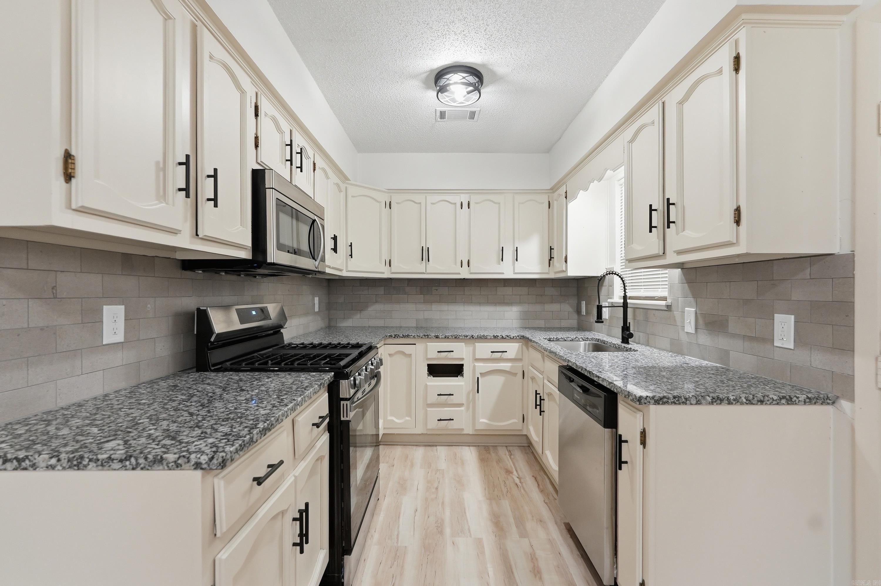 10 Brookway Ln  Sherwood, AR