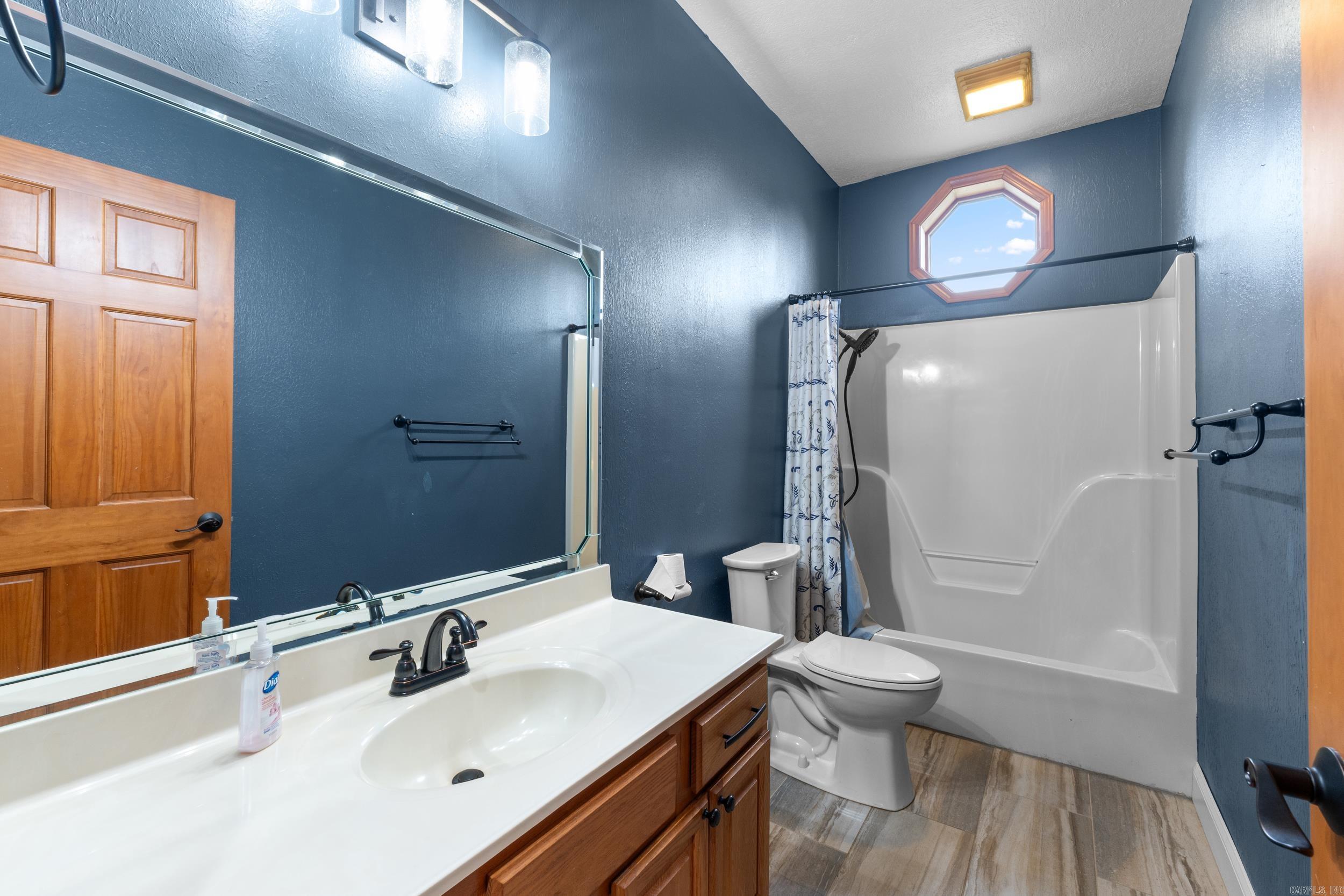 1701 Inverness Dr  Mountain Home, AR