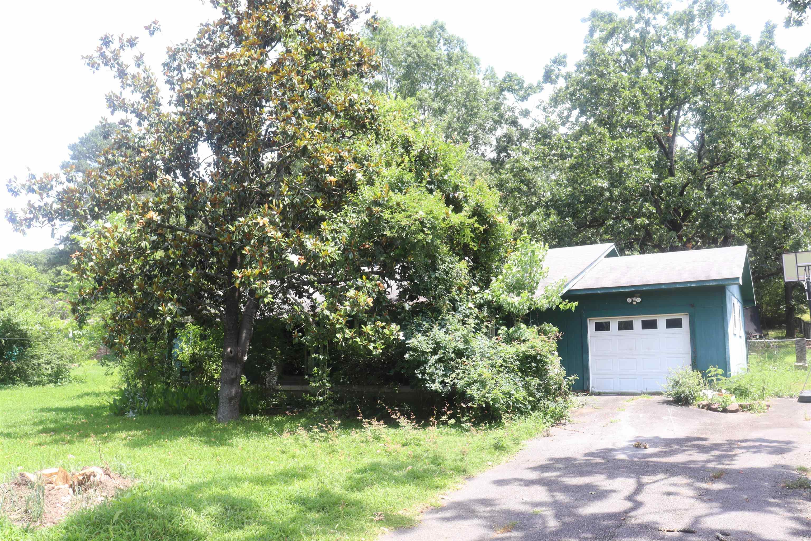8916 MacArthur Drive North Little Rock, AR 72118-2040