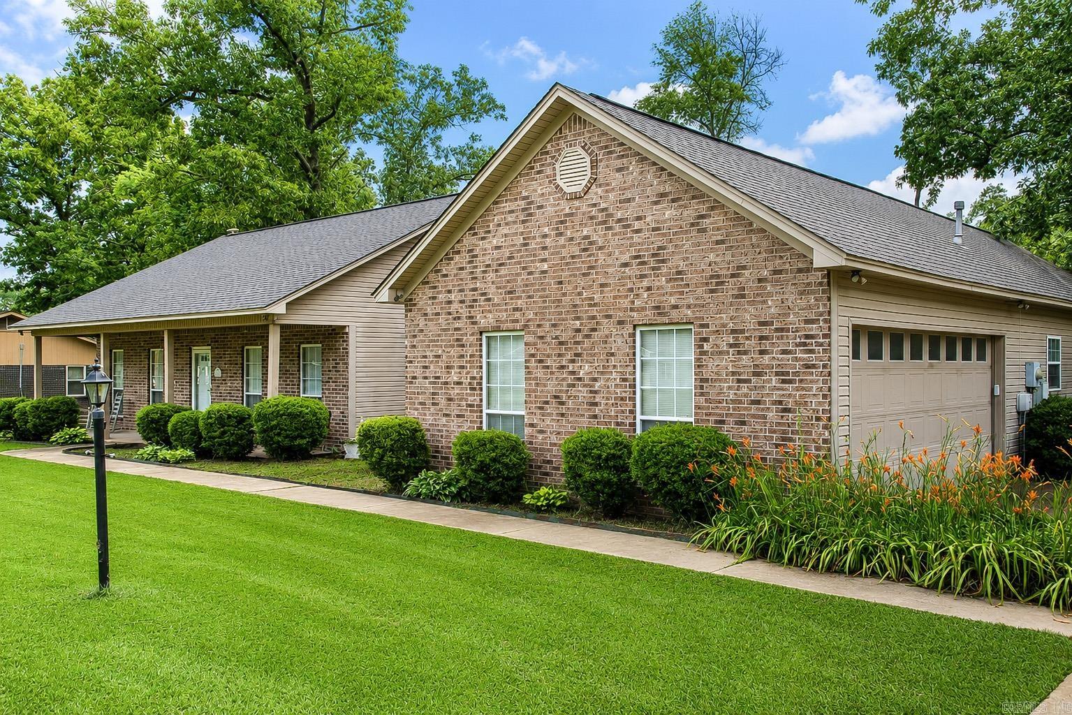 211 Betty  White Hall, AR