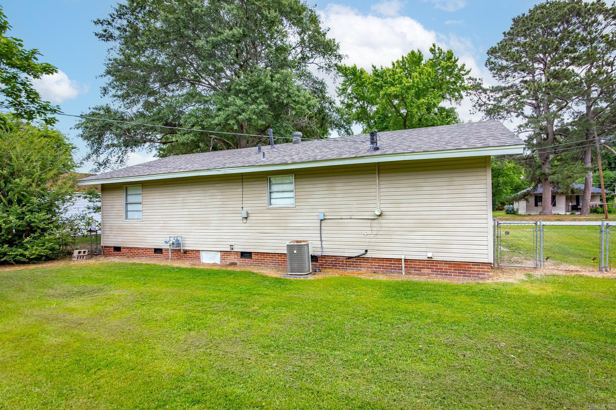 513 NE 1st  England, AR