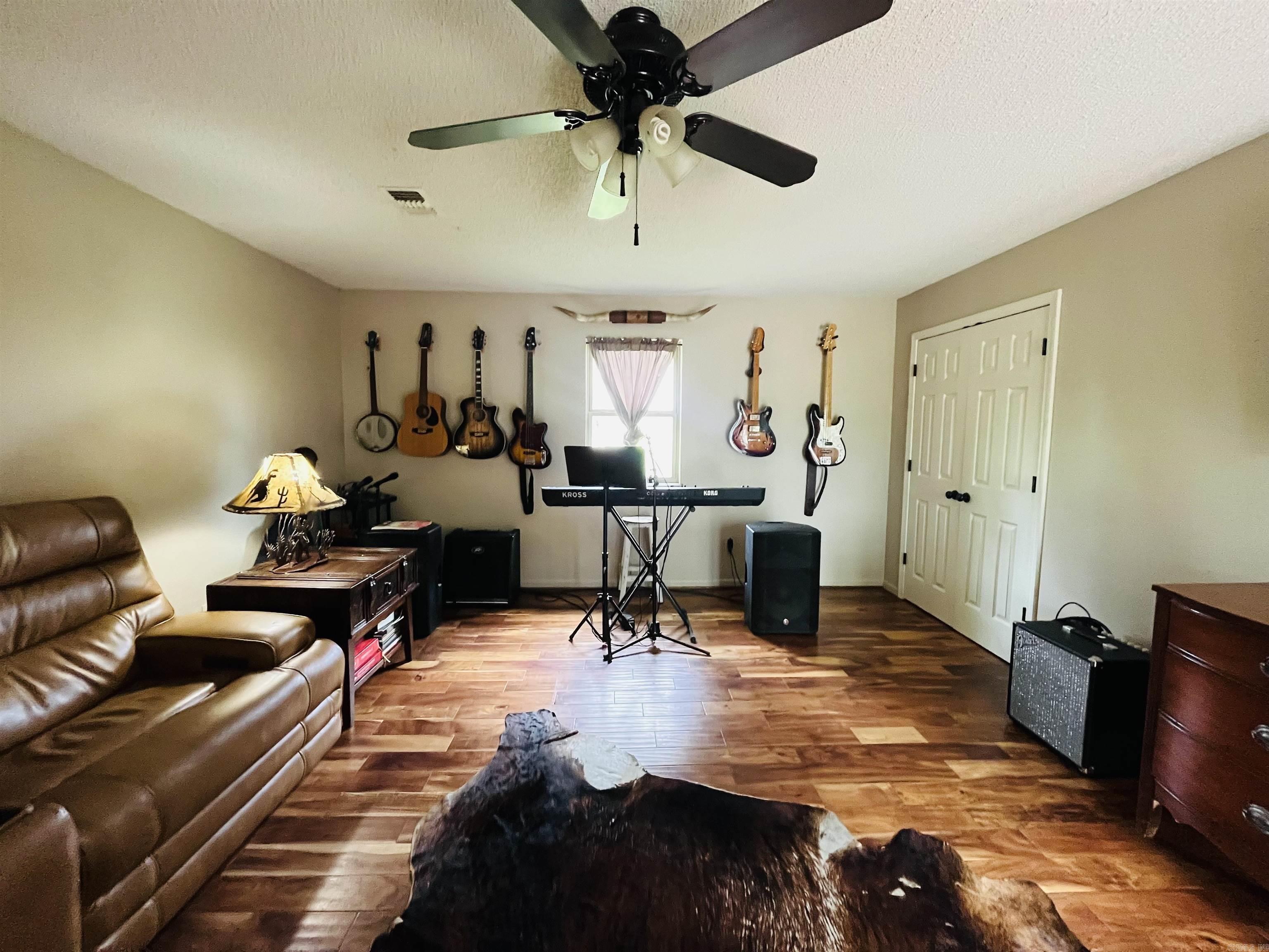 2032 Gray  Leola, AR