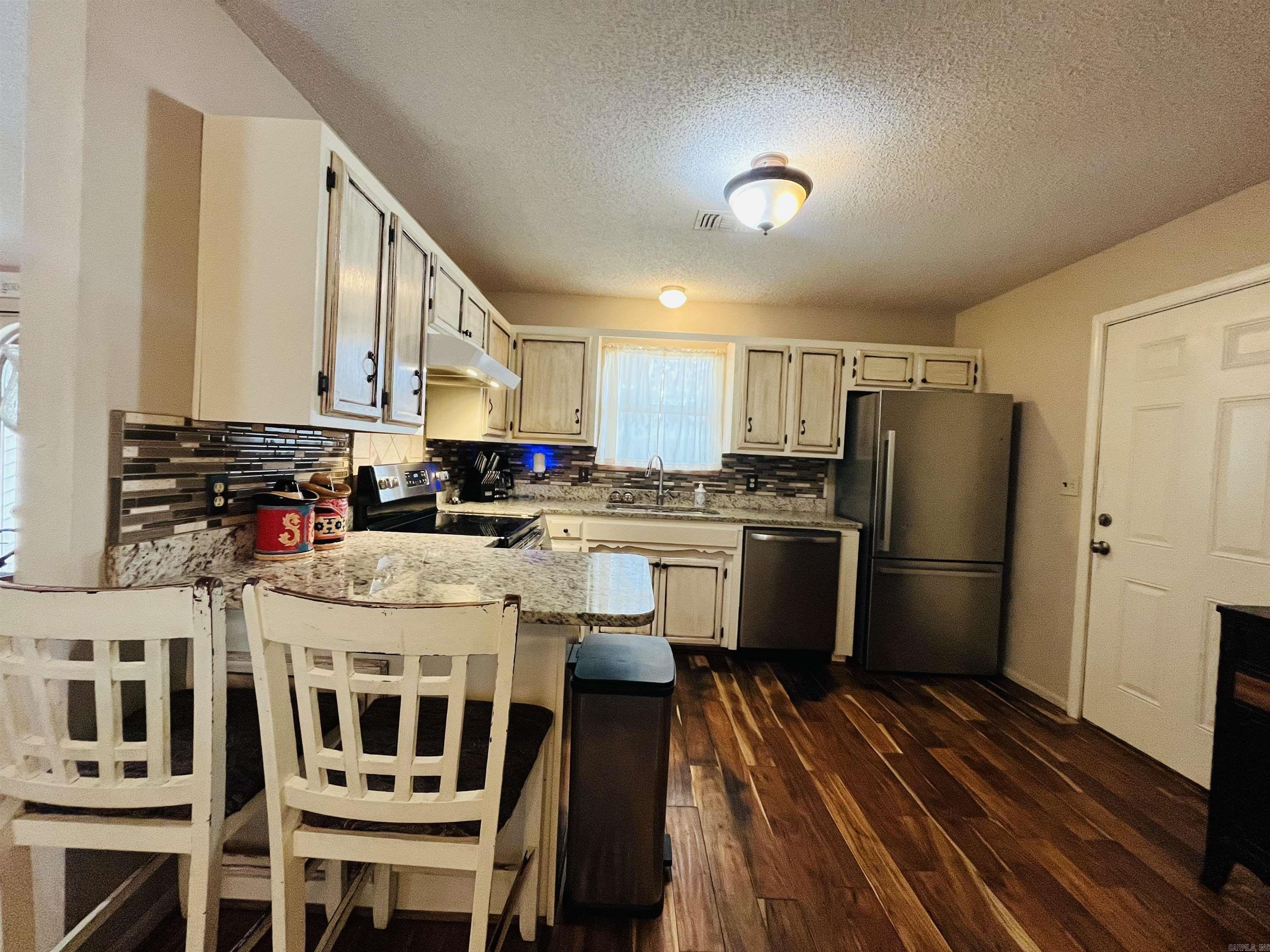 2032 Gray  Leola, AR