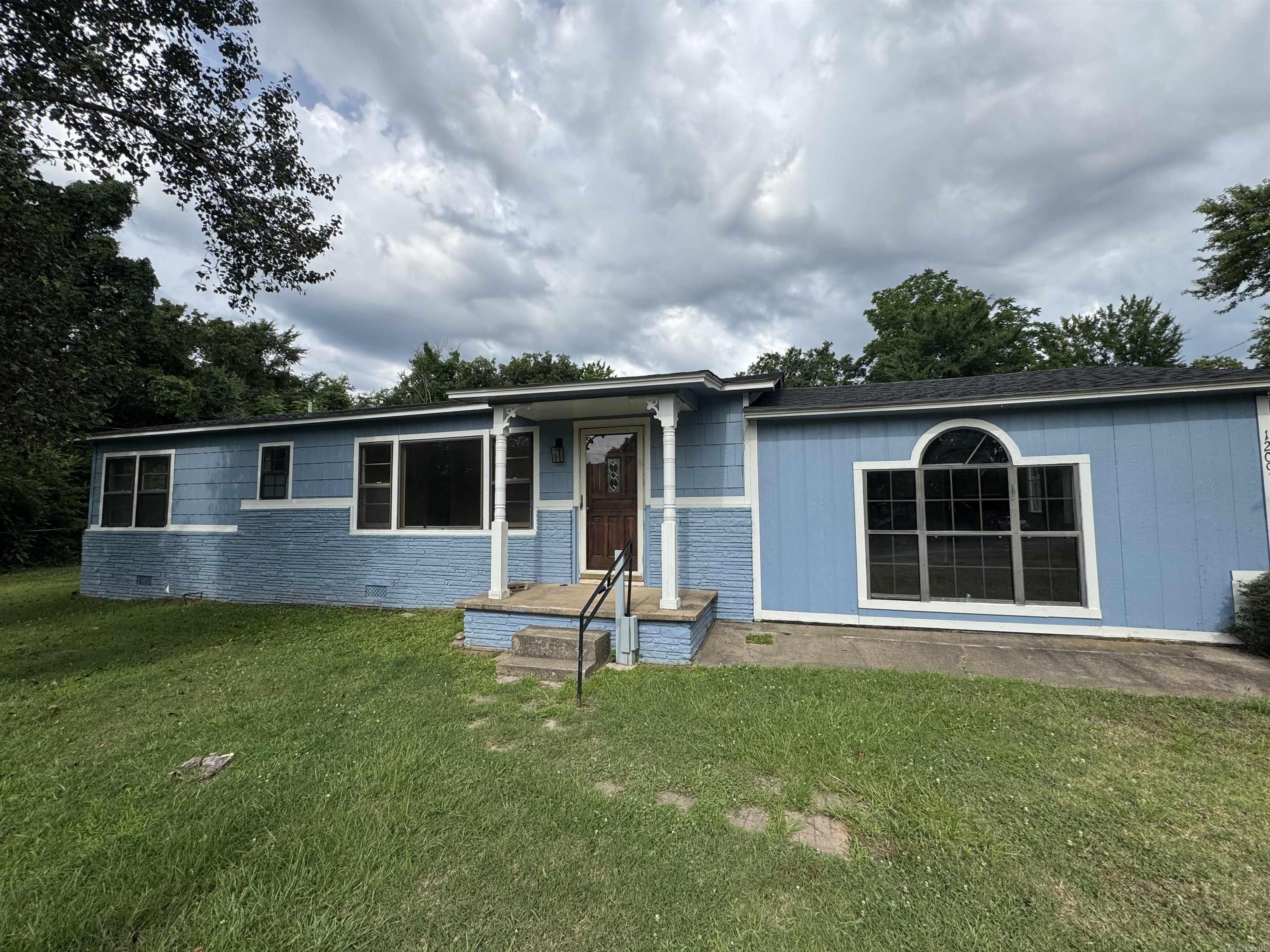 1209 N 3rd St  Ozark, AR